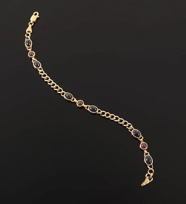 18k yellow gold bracelet (750 parts per thousand) with a cur - Lot 87