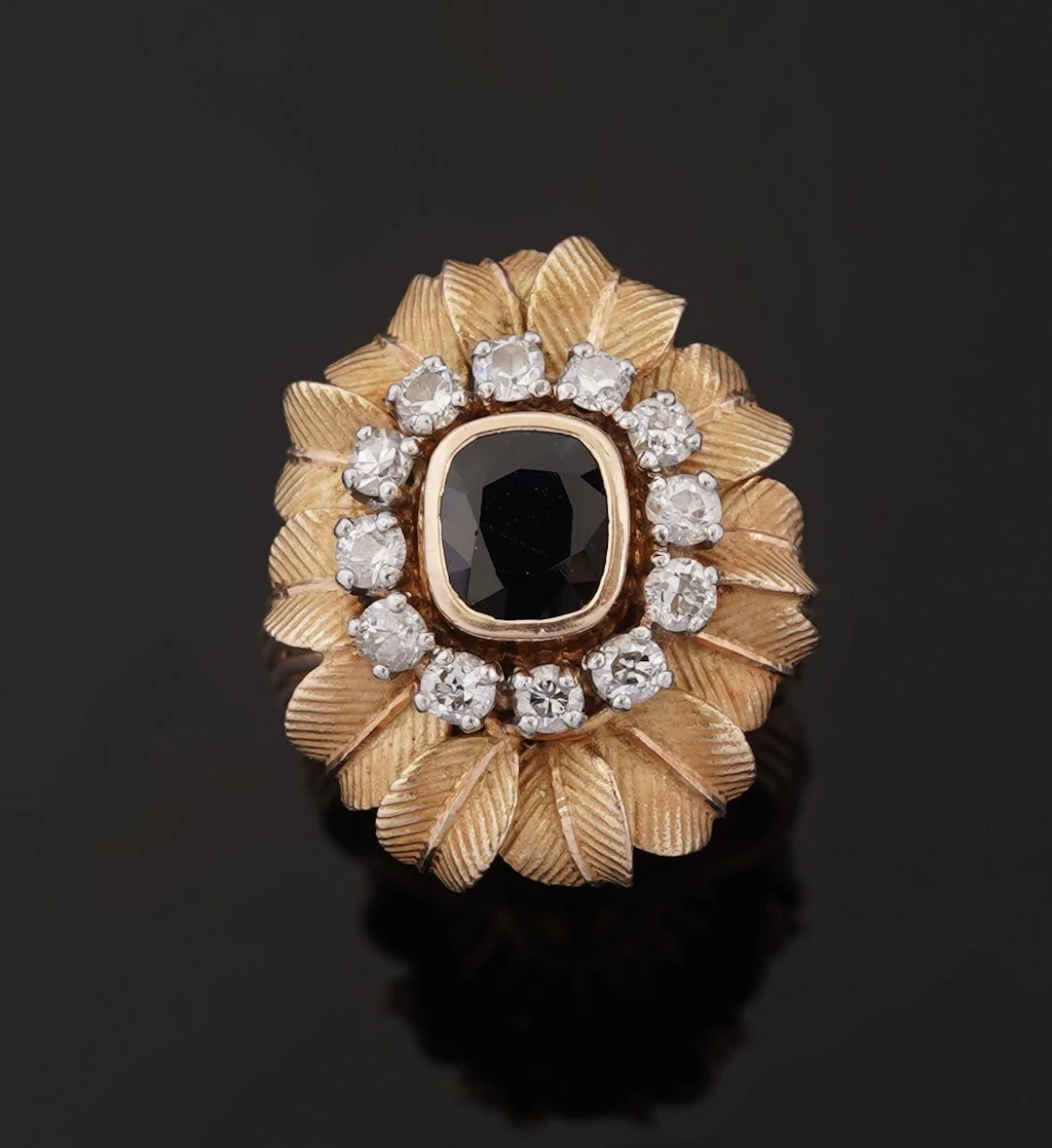 An 18k yellow gold (750) flower ring featuring a cushion-cut - Lot 306