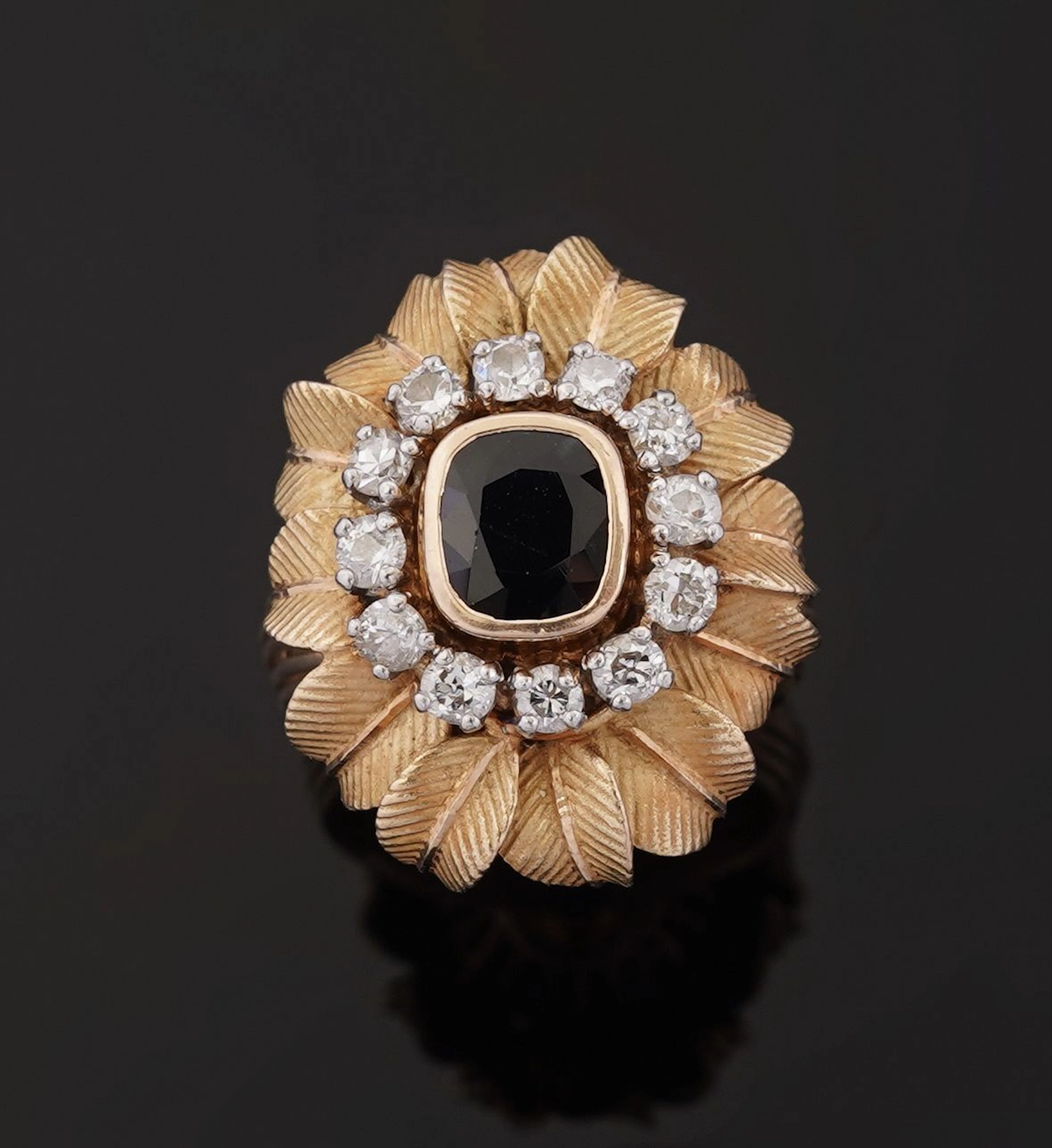 An 18k yellow gold (750) flower ring featuring a cushion-cut - Lot 306