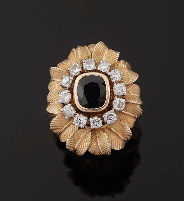 An 18k yellow gold (750) flower ring featuring a cushion-cut - Lot 306