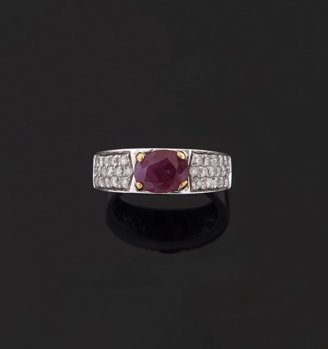 An 18k white and yellow gold band ring (750 parts per thousa - Lot 292