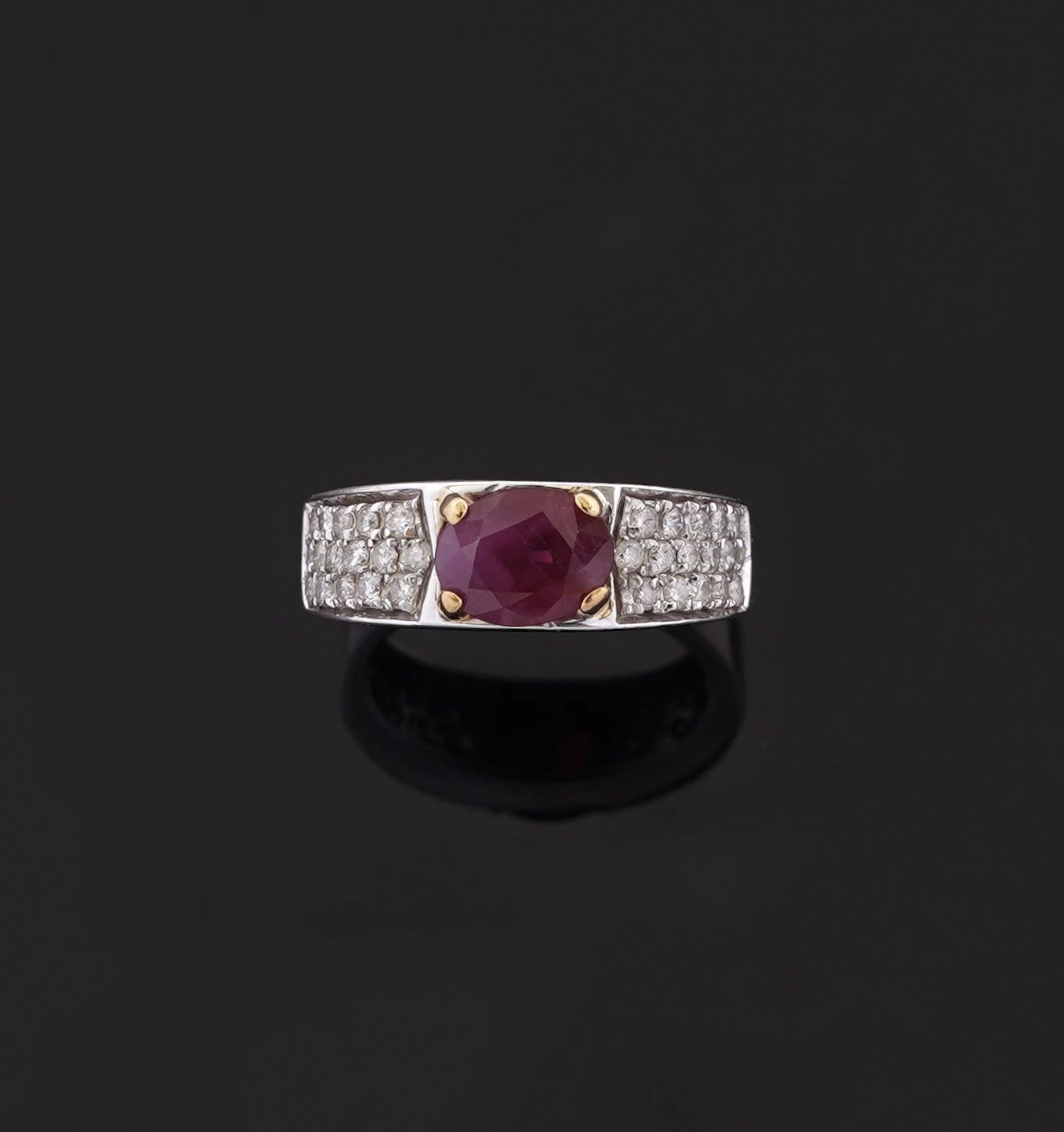 An 18k white and yellow gold band ring (750 parts per thousa - Lot 292