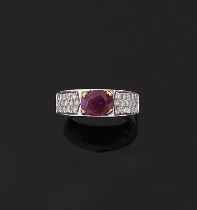An 18k white and yellow gold band ring (750 parts per thousa - Lot 292