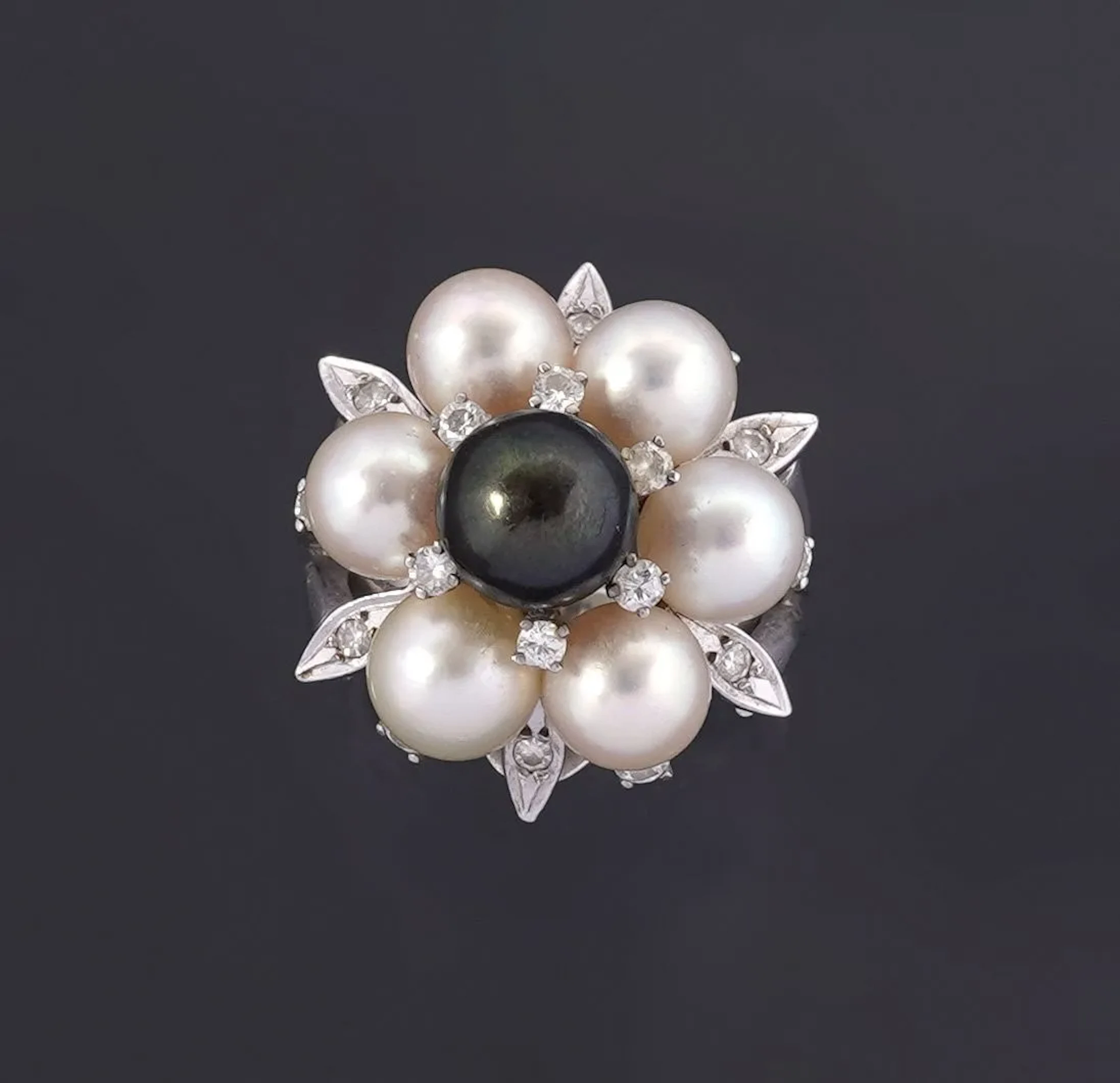 14k white gold (585) flower ring featuring a central anthrac - Lot 179