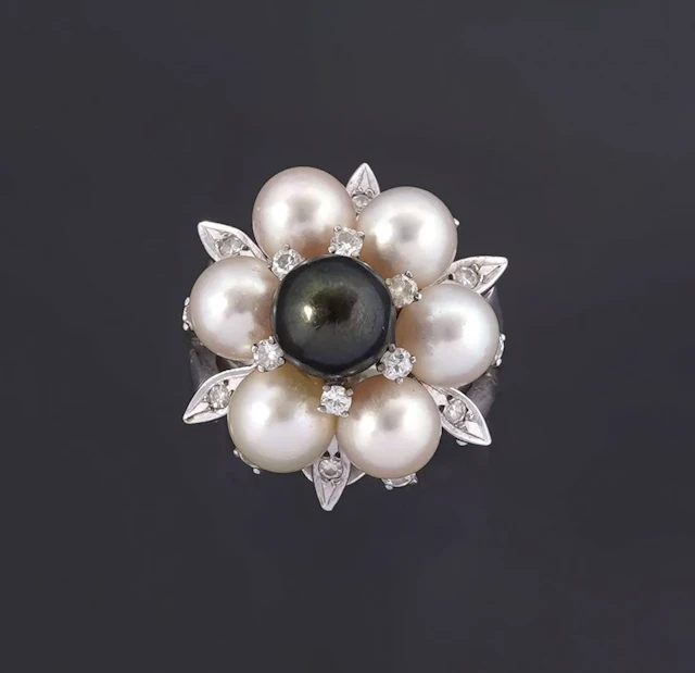 14k white gold (585) flower ring featuring a central anthrac - Lot 179