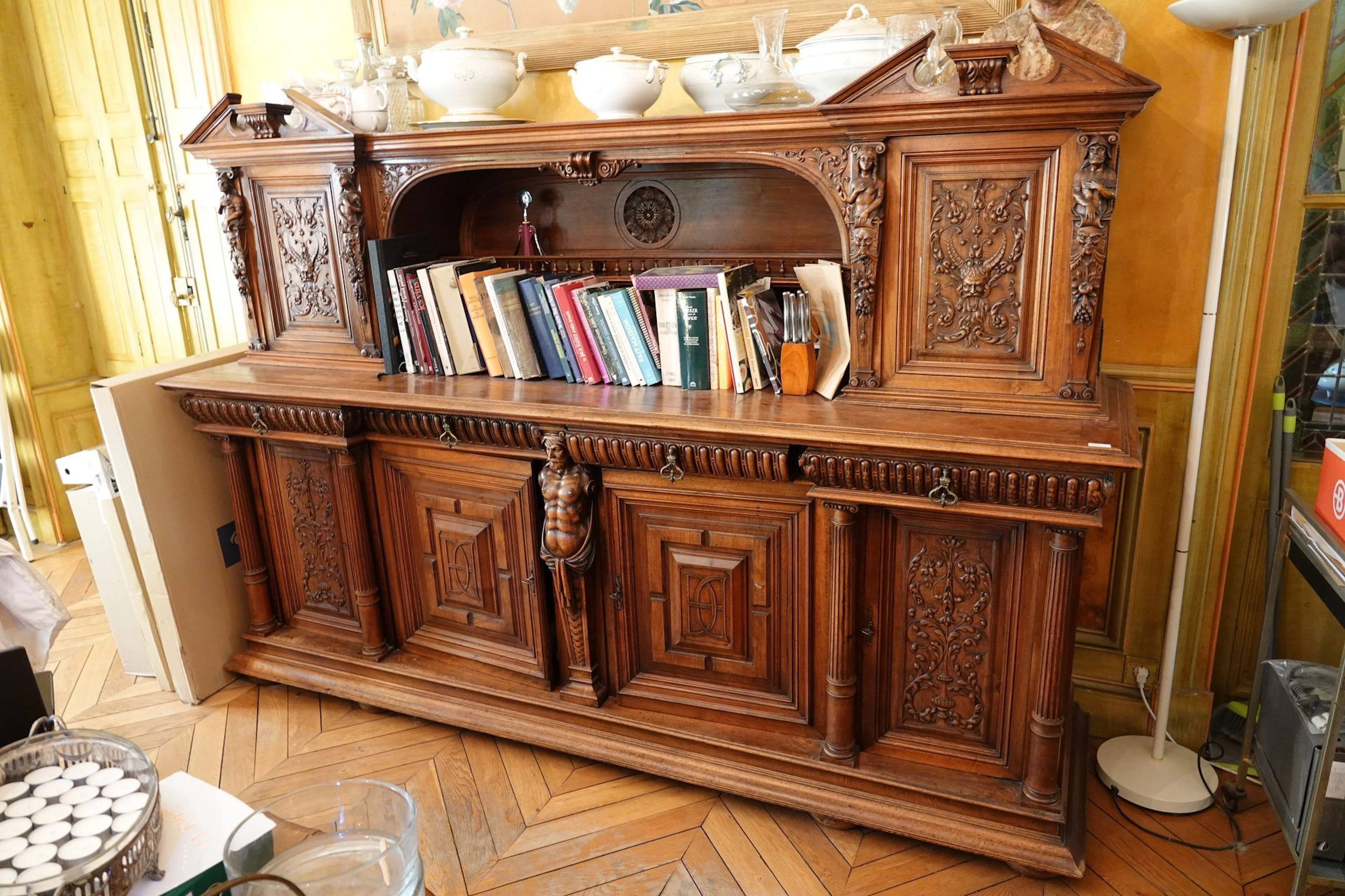 Large, richly carved natural wood dresser. - Lot 627