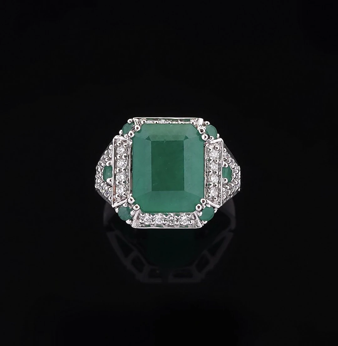 An 18k white gold ring (750) set with an emerald-cut emerald - Lot 336
