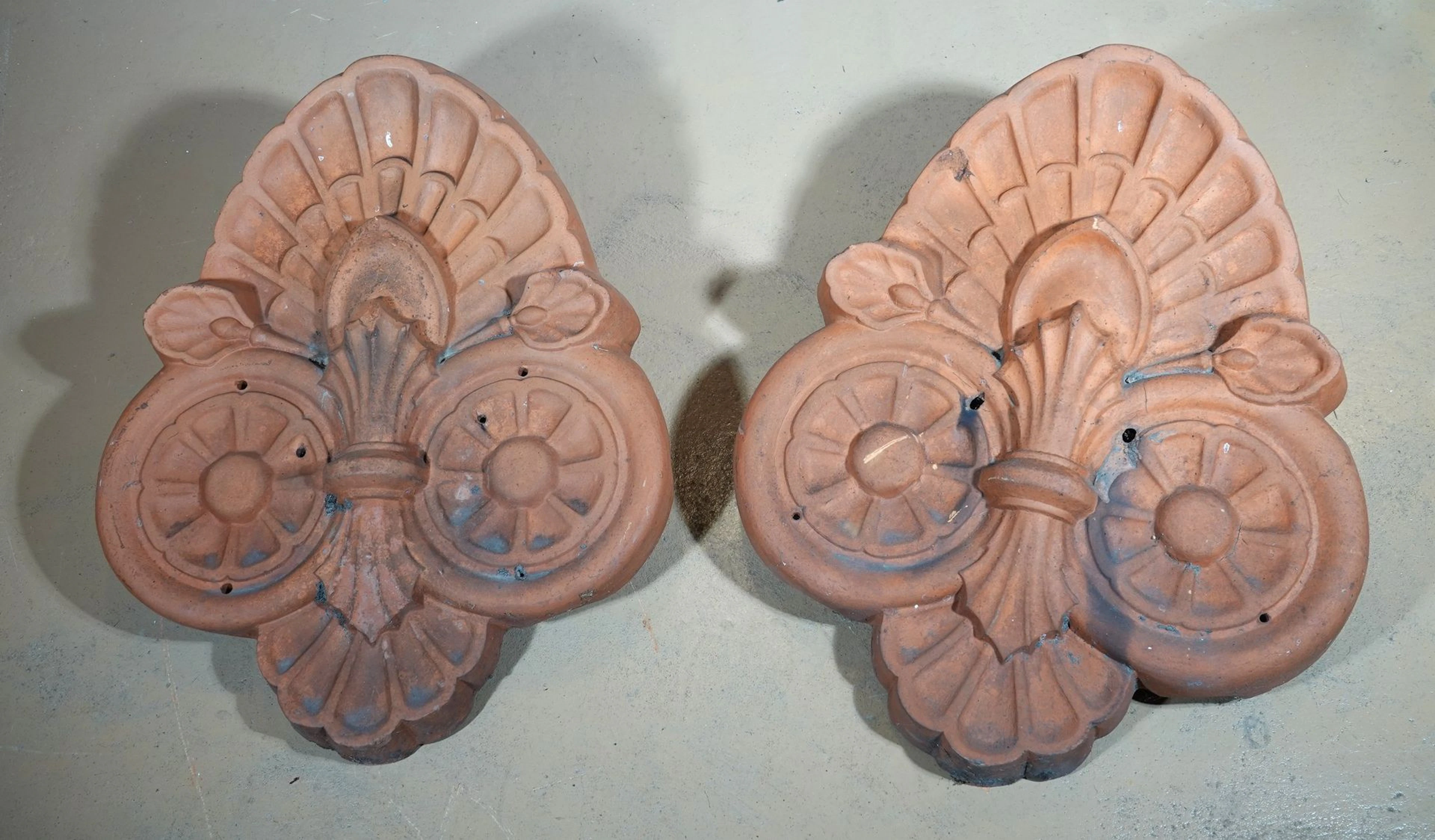 Pair of terracotta architectural elements depicting palmette - Lot 581