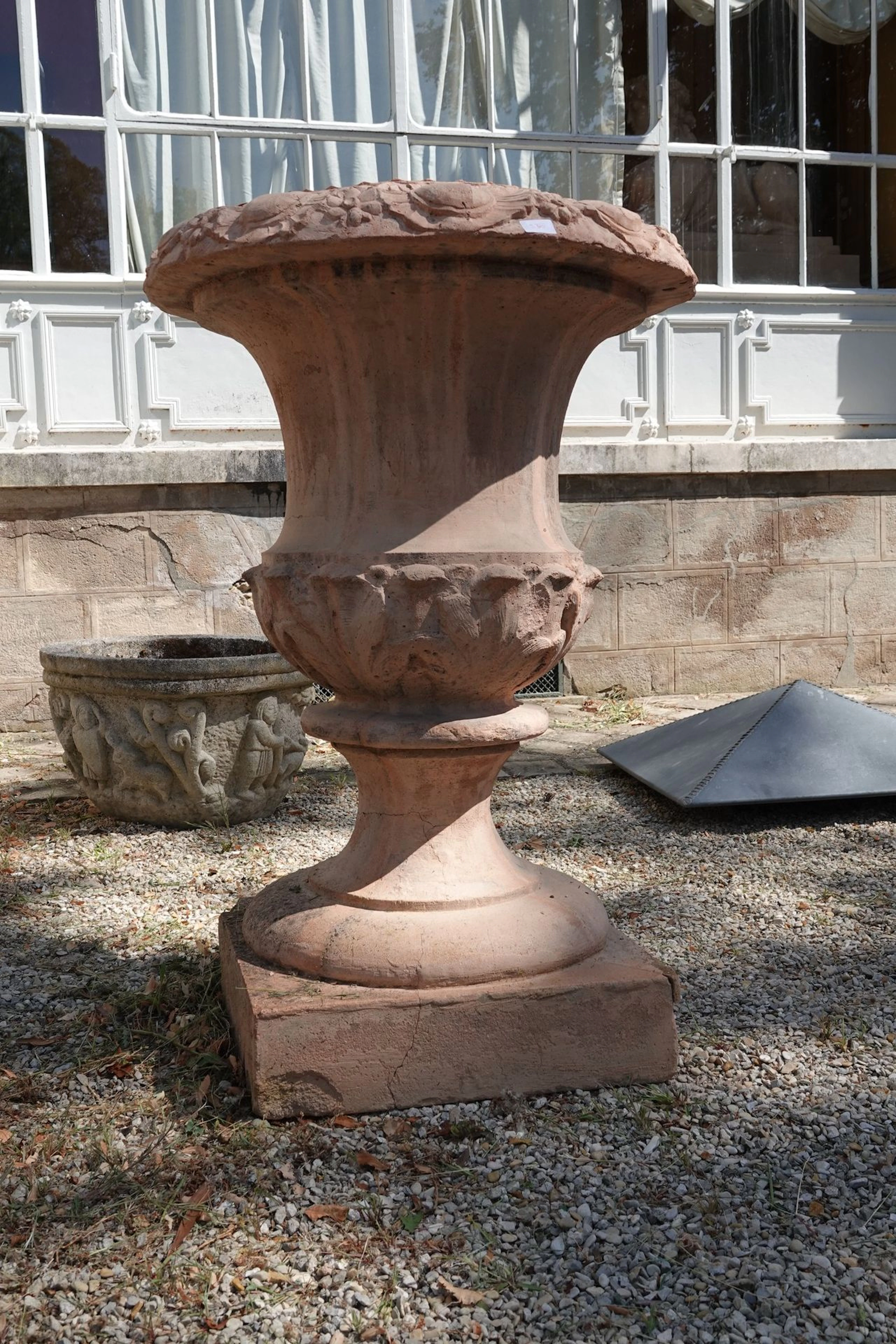 Set of four large terracotta vases with floral decoration - Lot 575