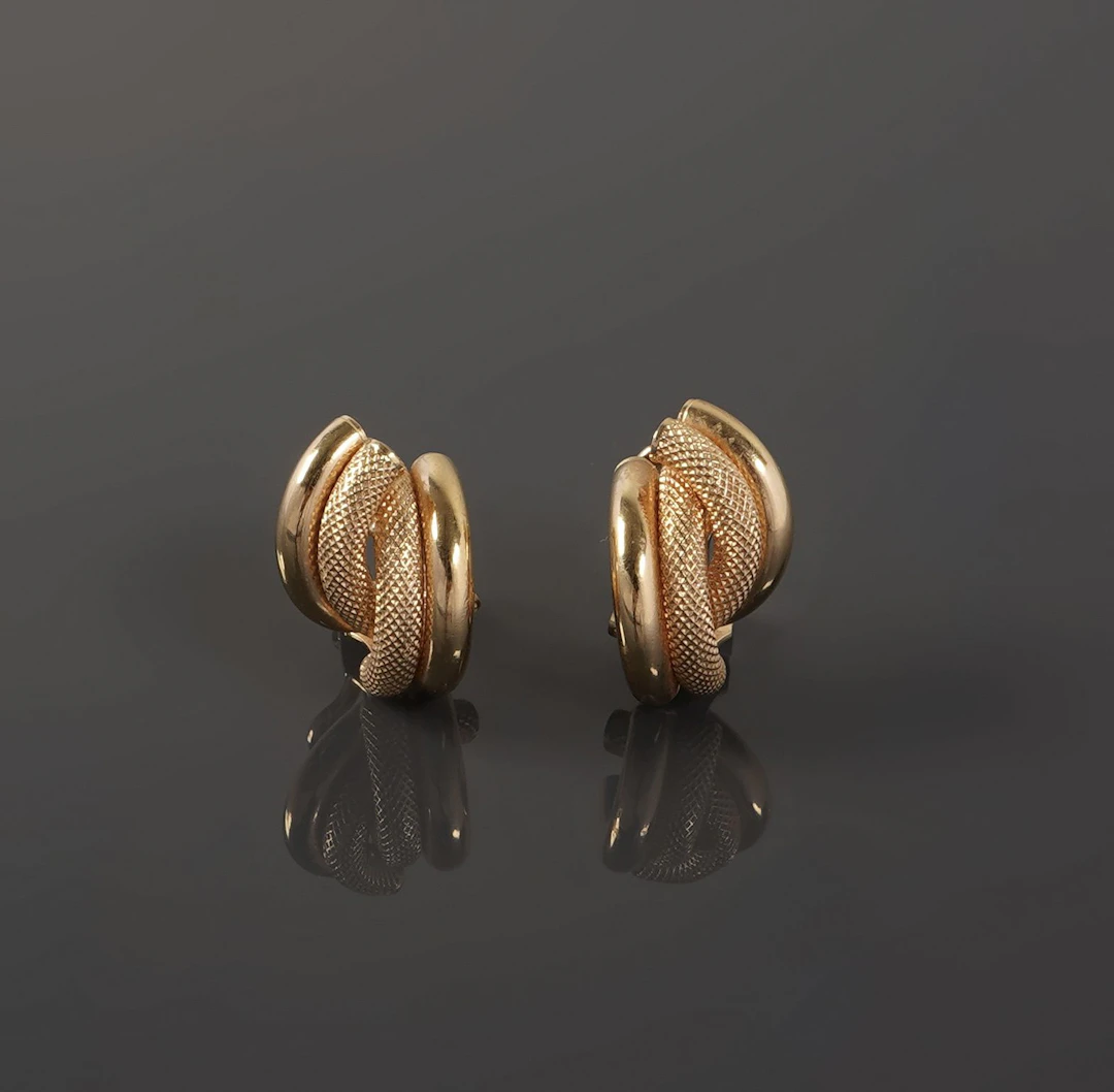 Pair of 18k yellow gold earrings (750) featuring an intertwi - Lot 92
