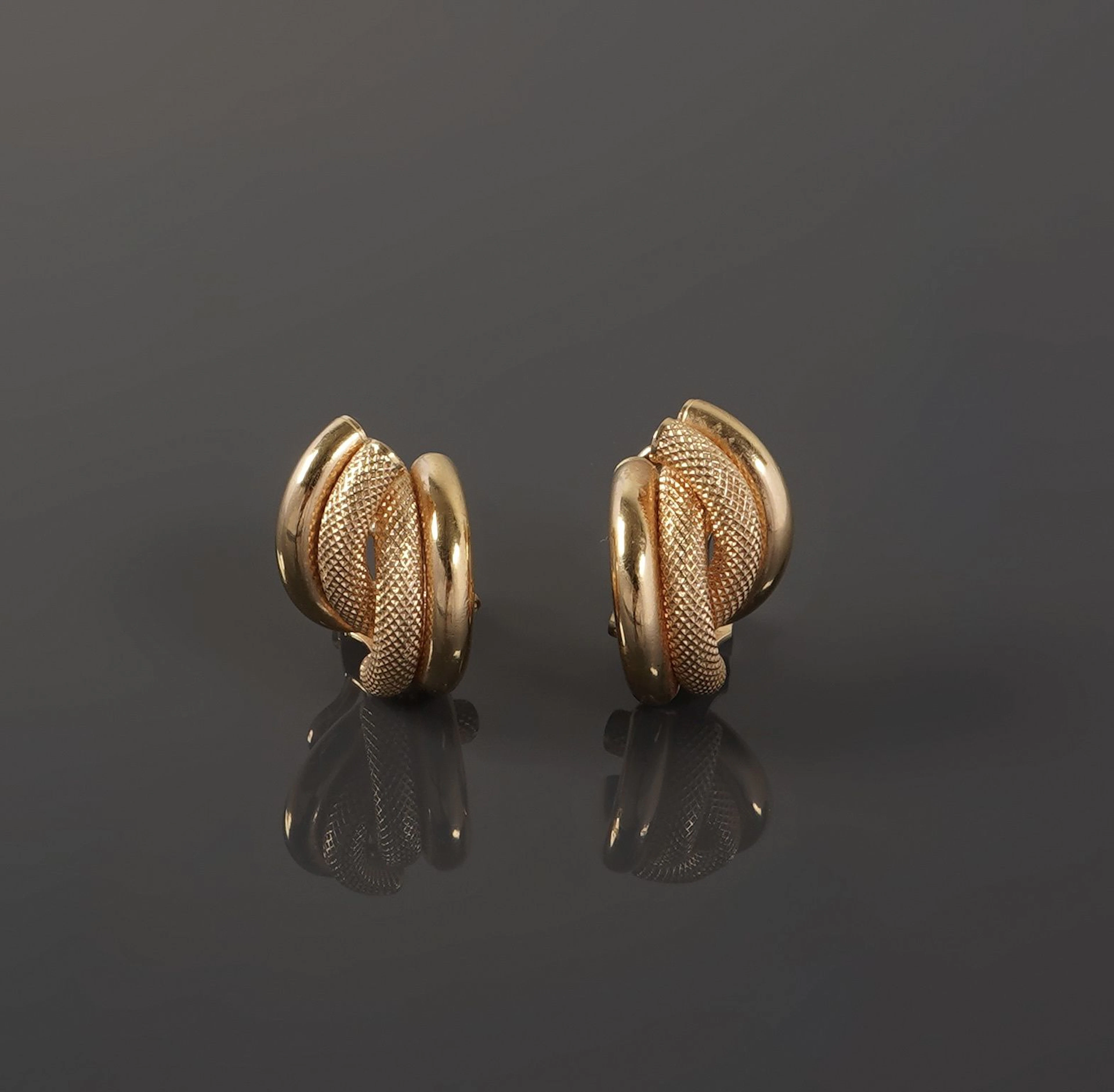 Pair of 18k yellow gold earrings (750) featuring an intertwi - Lot 92