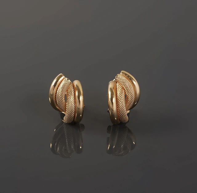 Pair of 18k yellow gold earrings (750) featuring an intertwi - Lot 92