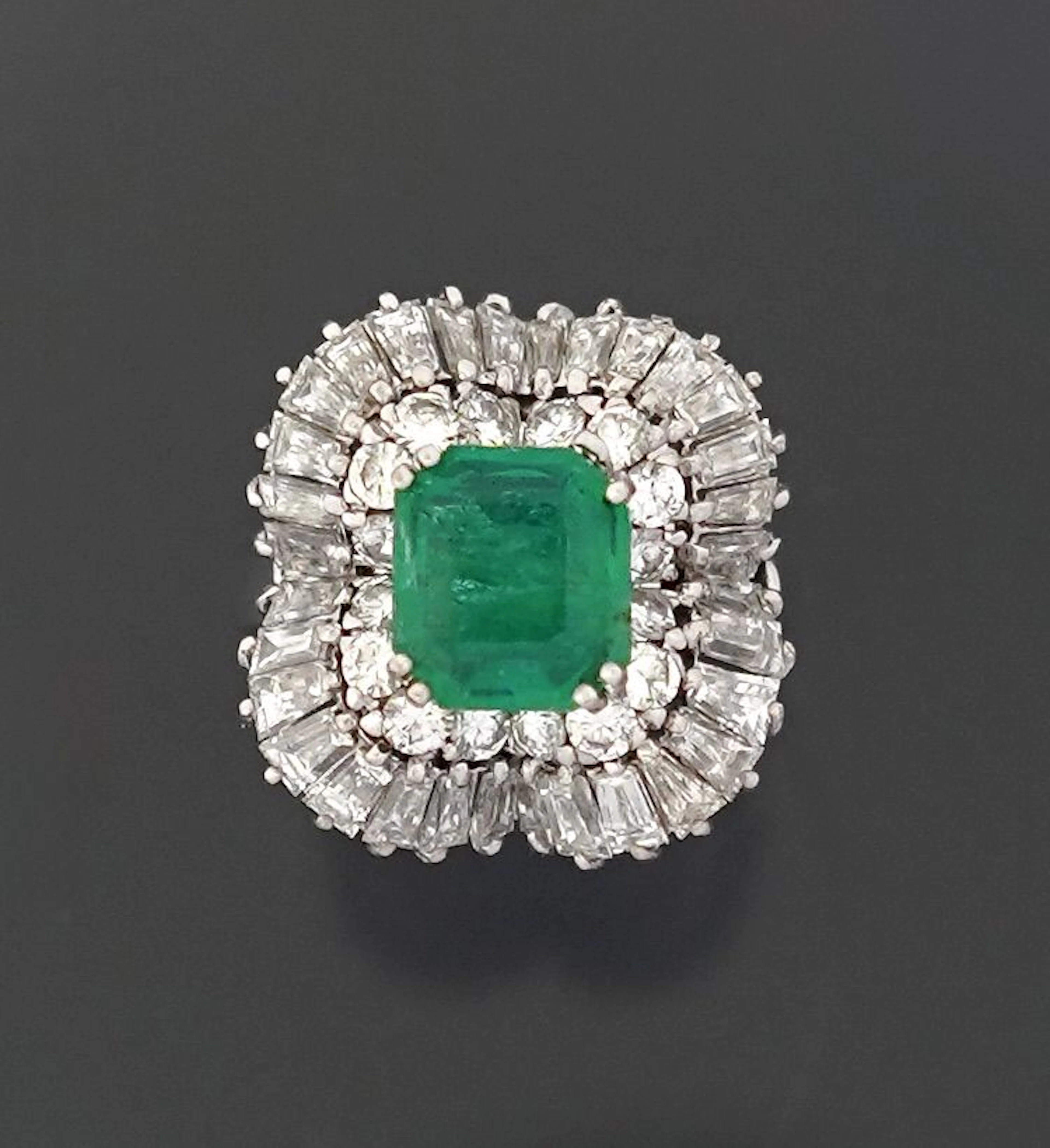 An 18K white gold ring (750 parts per thousand) set with an - Lot 330