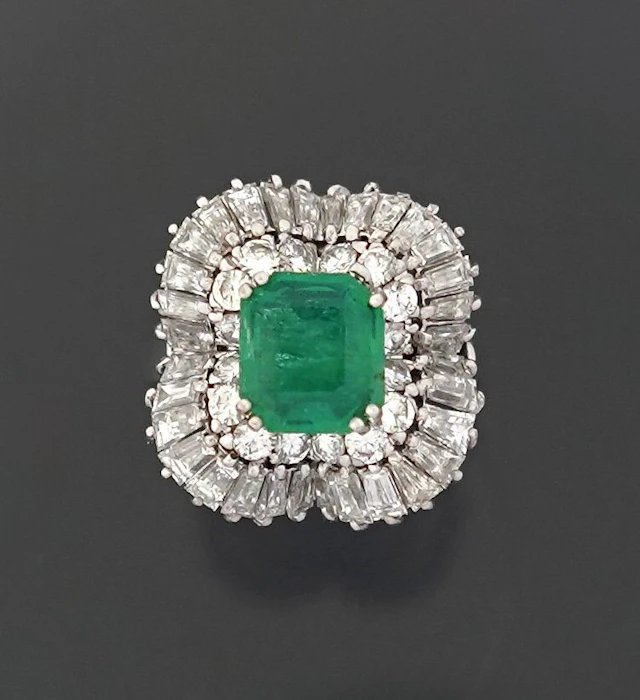 An 18K white gold ring (750 parts per thousand) set with an - Lot 330