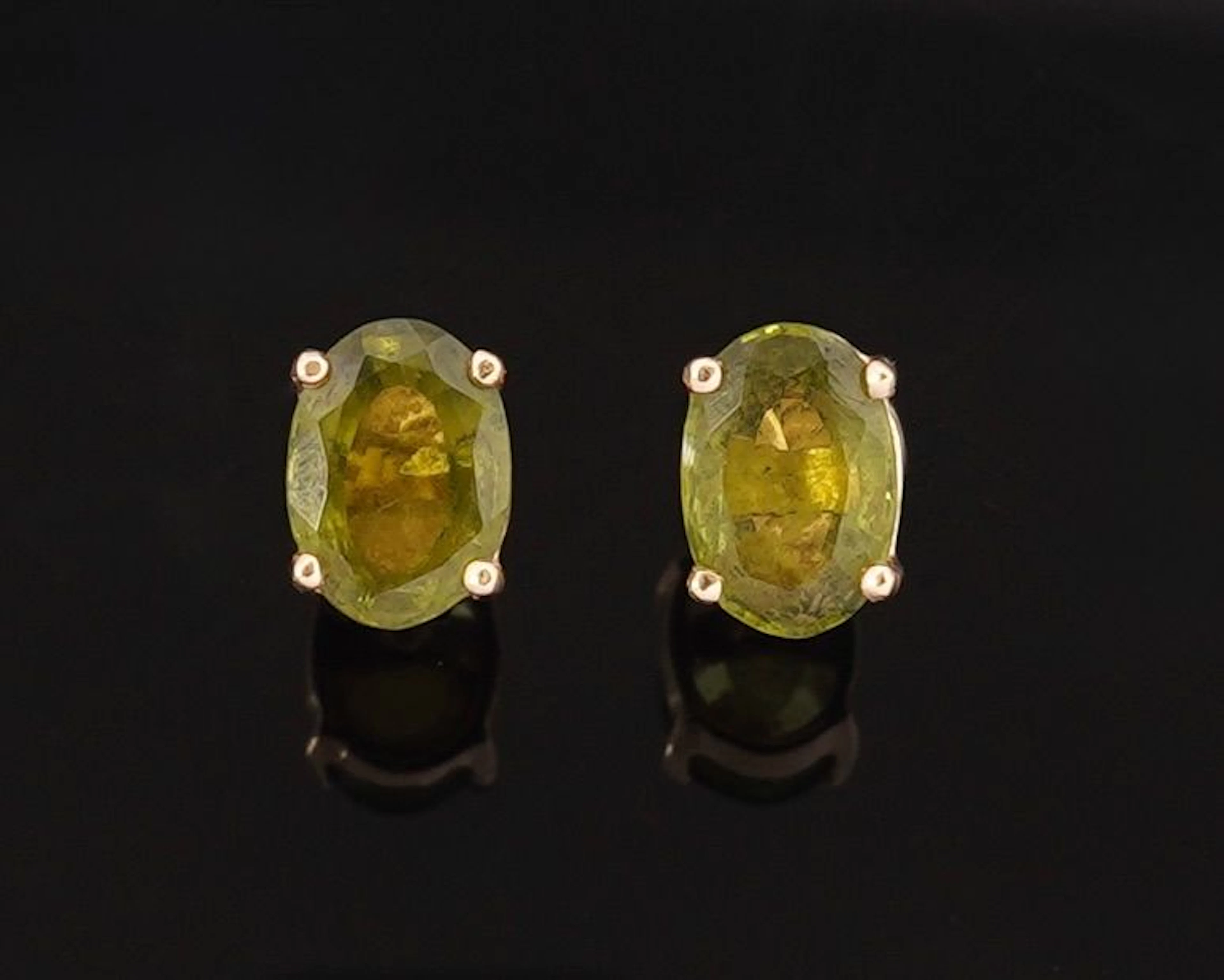 Pair of 18K yellow gold (750) stud earrings set with a facet - Lot 179