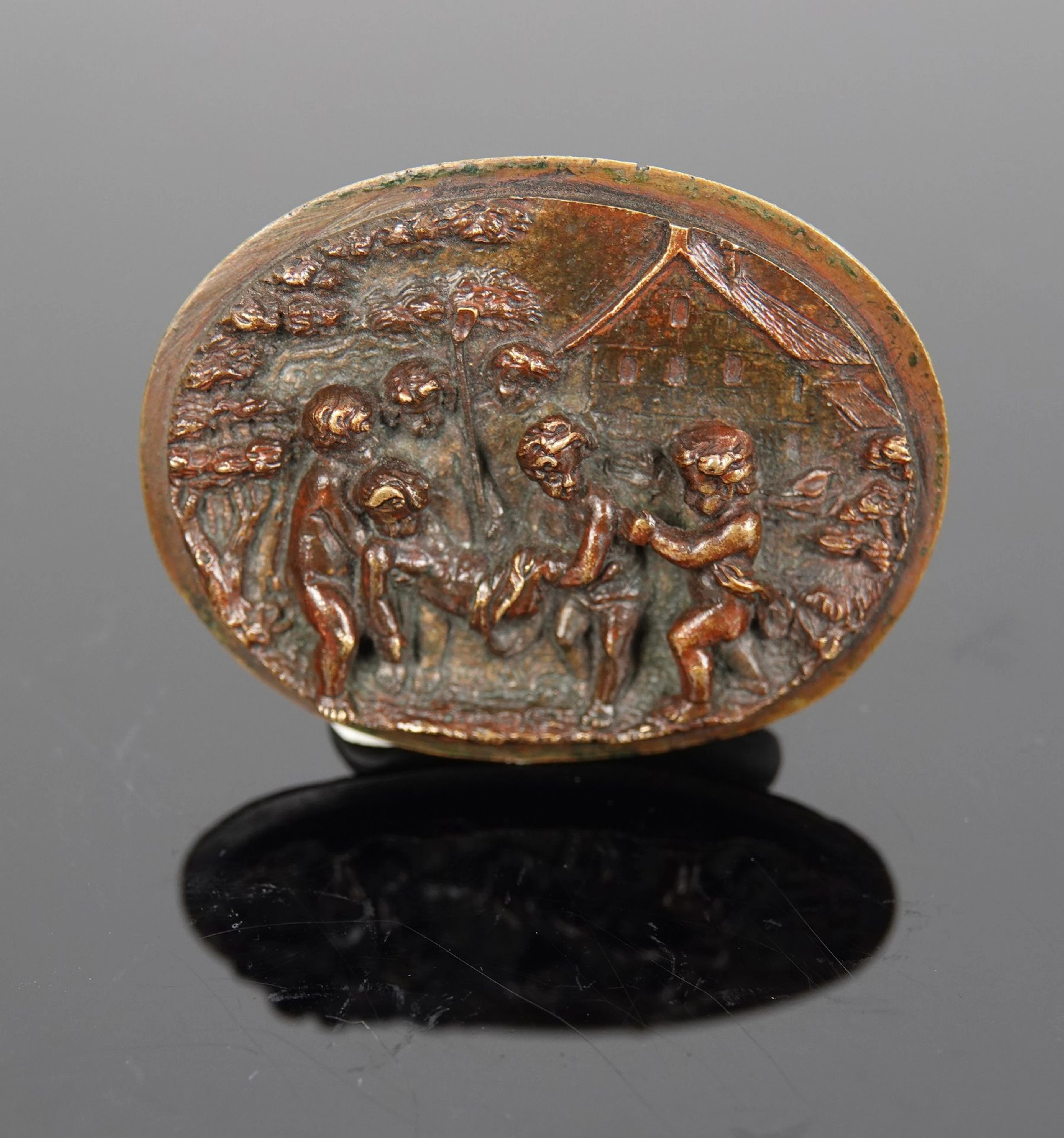 Medallion depicting a group of putti in front of a house - Lot 274
