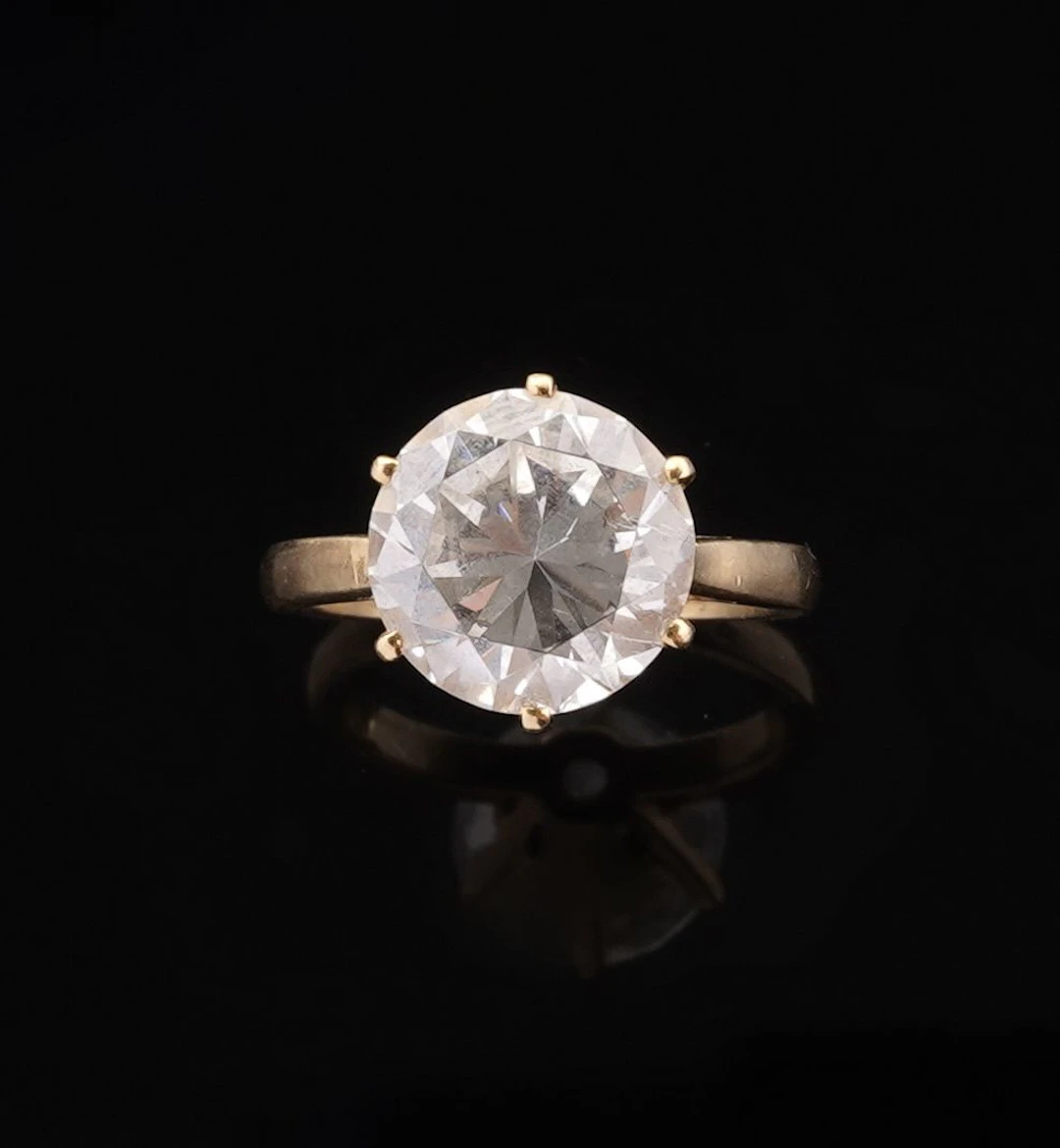 18k 750 yellow gold "theater" ring set with a white stone in - Lot 113