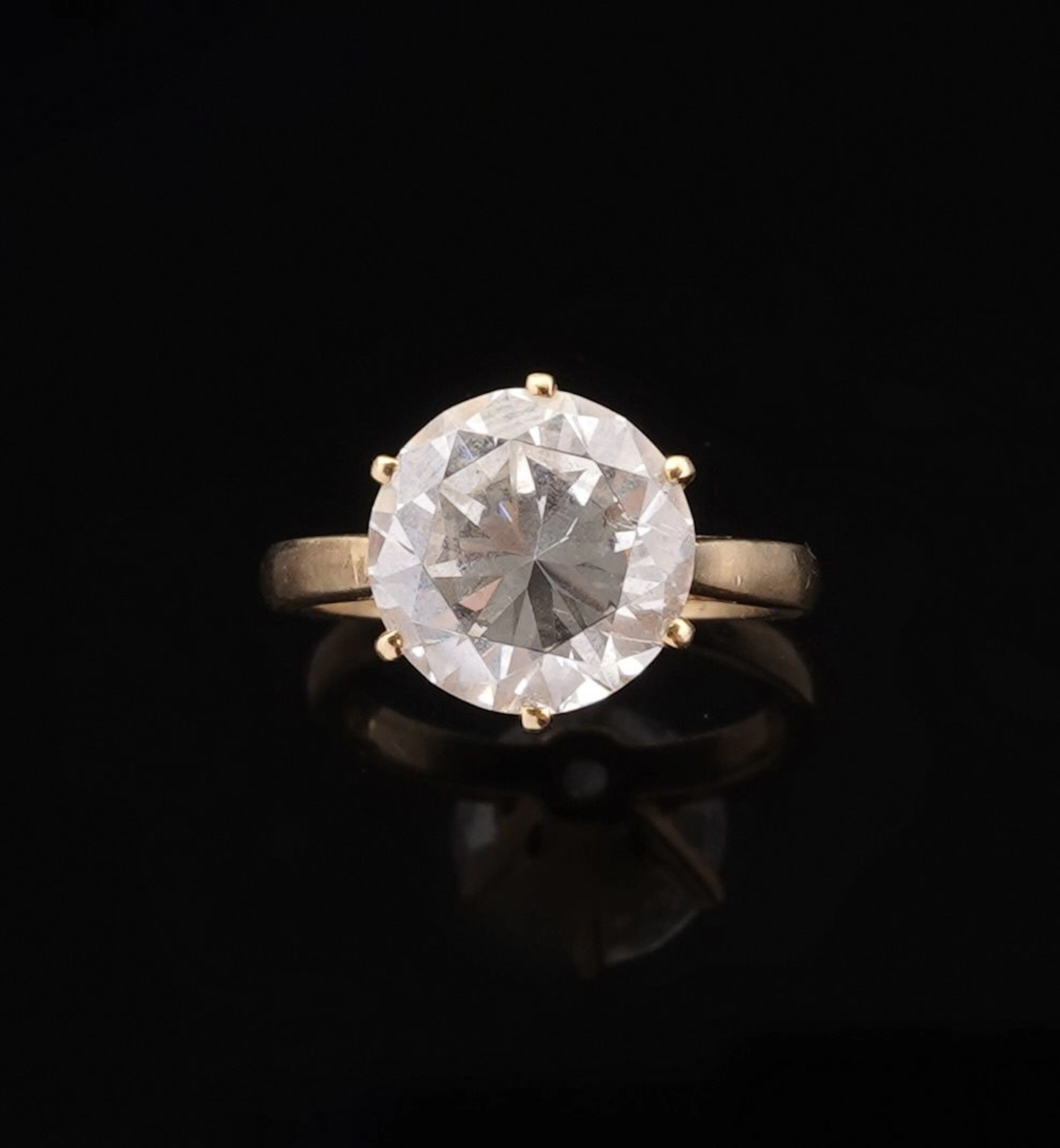 18k 750 yellow gold "theater" ring set with a white stone in - Lot 113