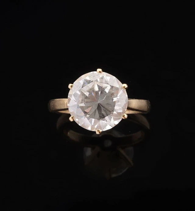 18k 750 yellow gold "theater" ring set with a white stone in - Lot 113
