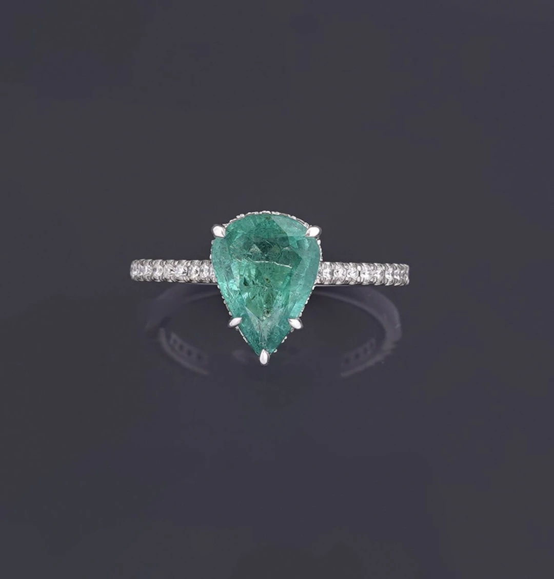 A 14k white gold ring (585 parts per thousand), set with a 1 - Lot 333