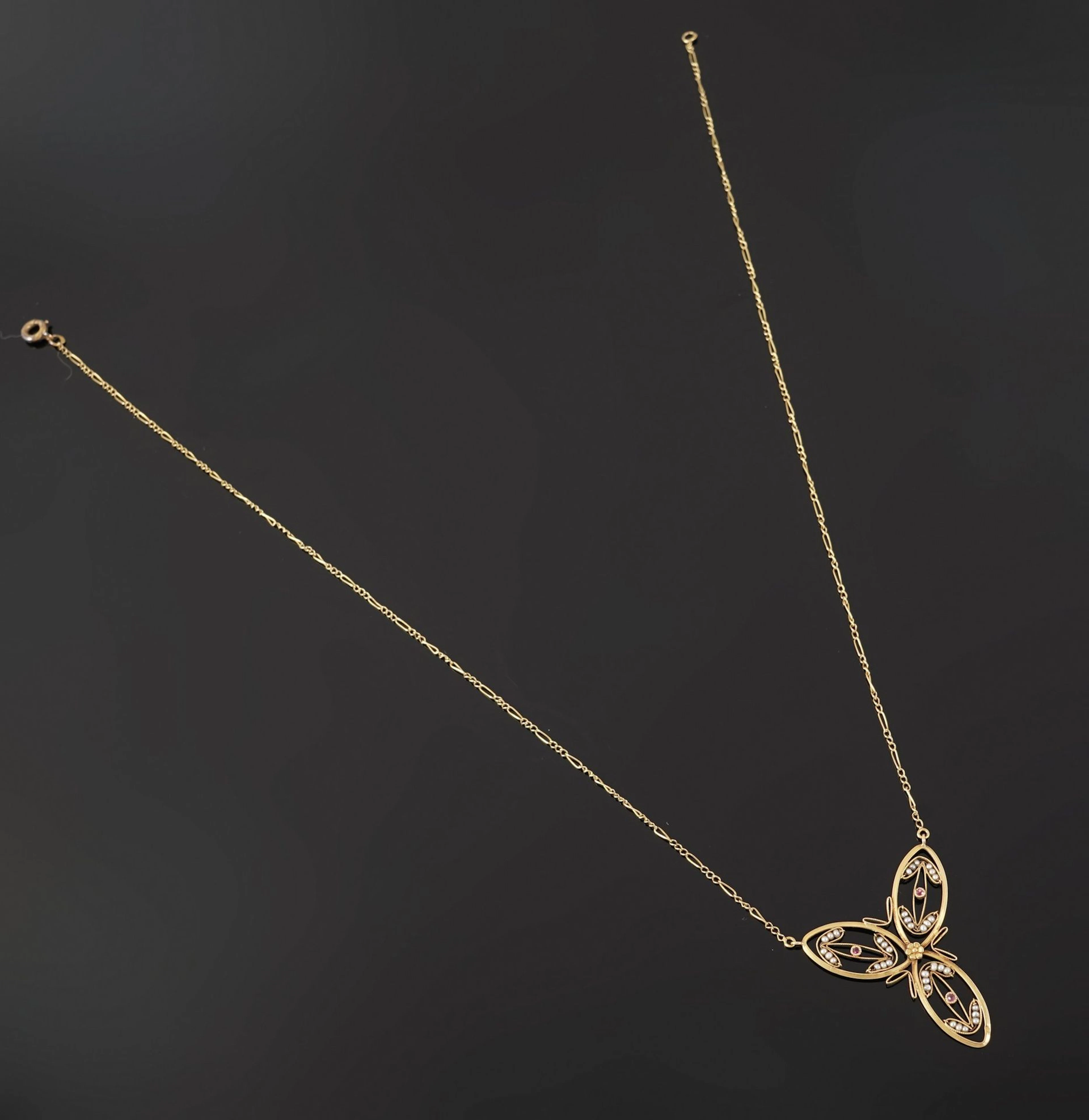 An 18k yellow gold necklace (750 parts per thousand) featuri - Lot 132