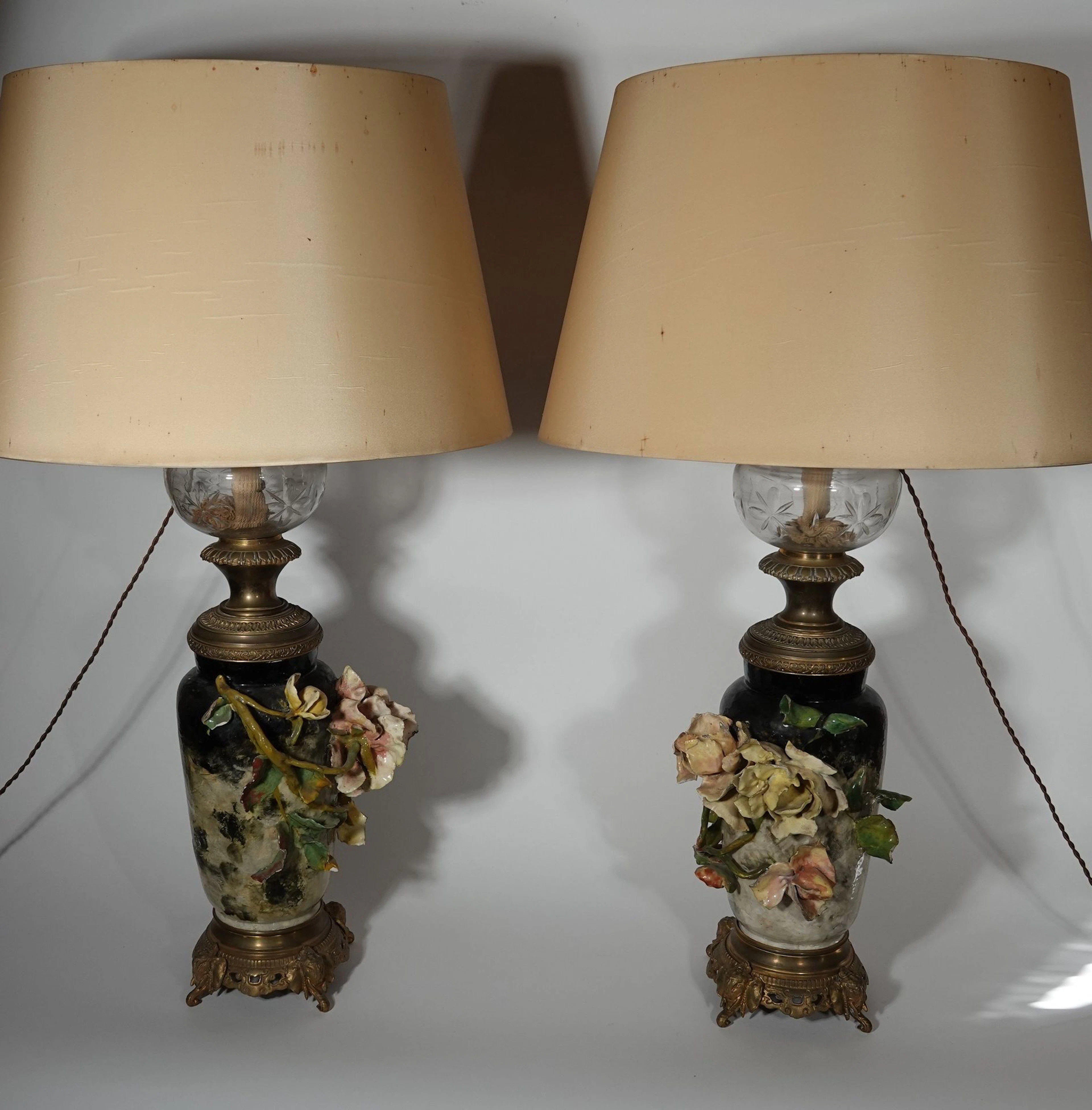 Pair of porcelain oil lamps with floral high-relief decorati - Lot 601