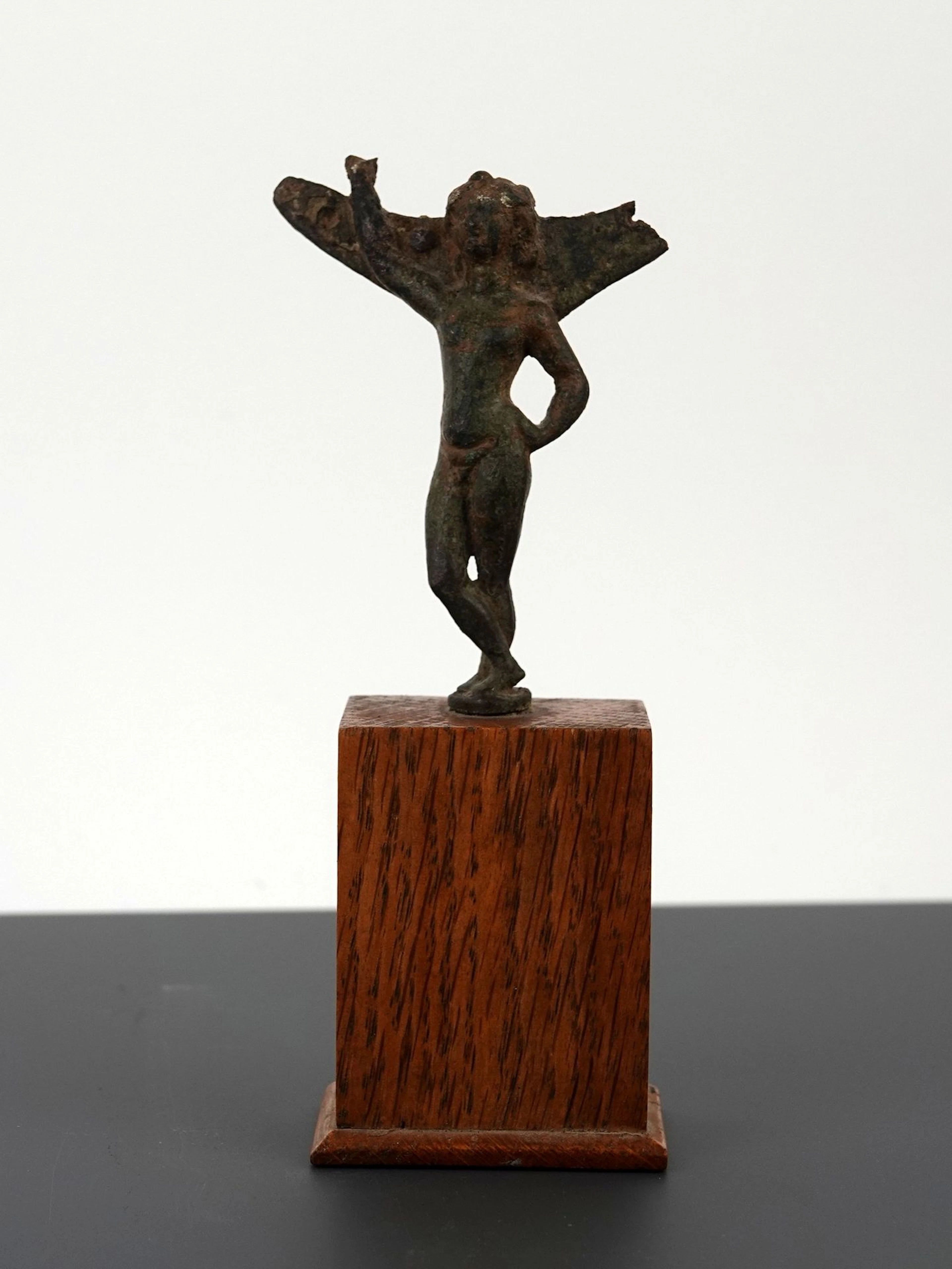 Mirror handle depicting a nude young man - Lot 222