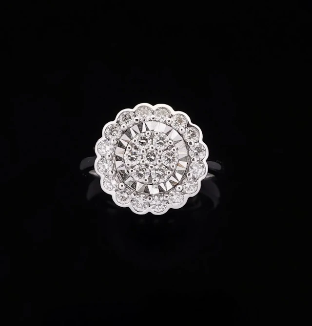 18k white gold daisy ring (750 parts per thousand), entirely - Lot 286