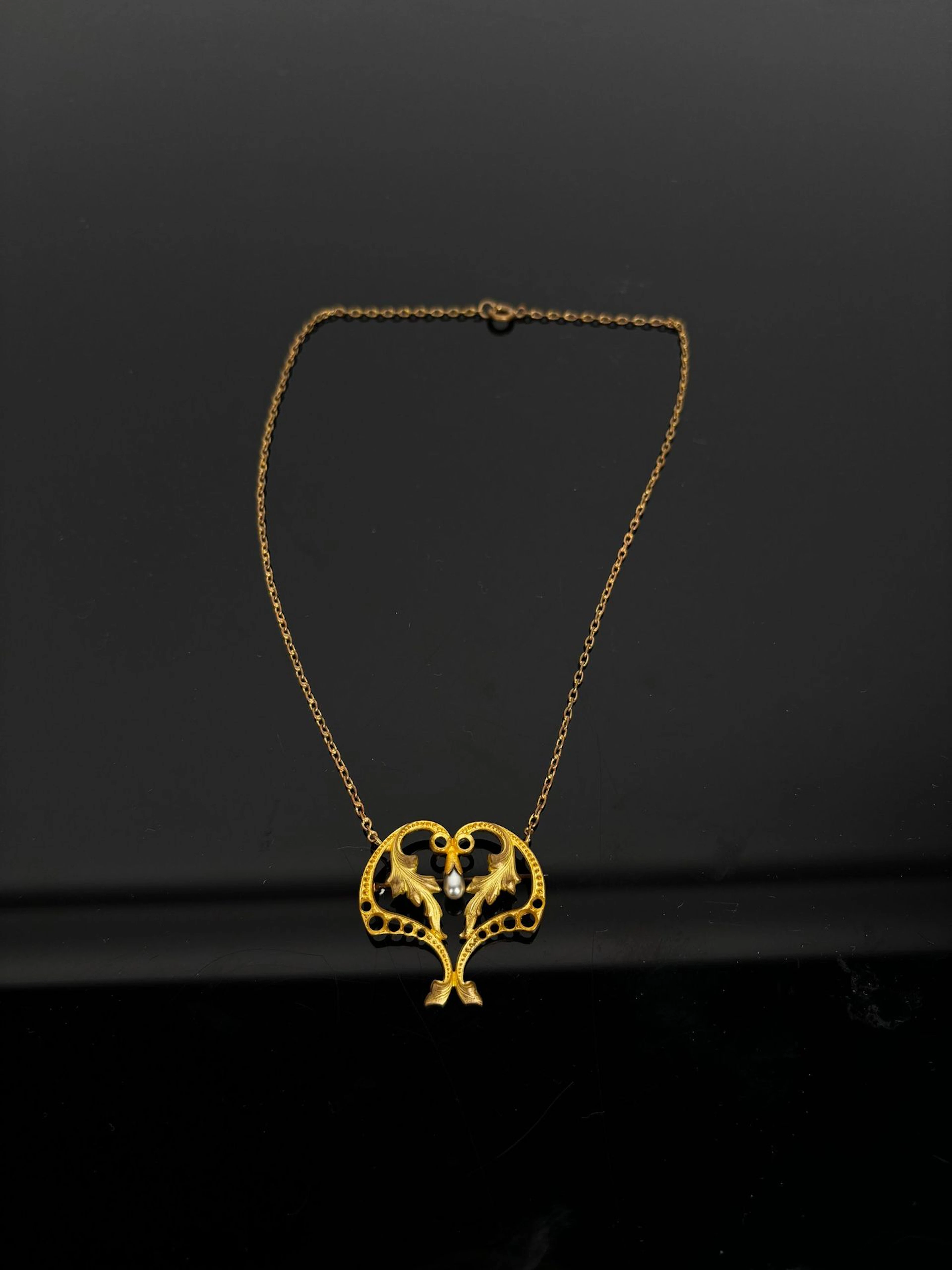 Art Nouveau-style gold-plated metal pendant with a leaf moti - Lot 166