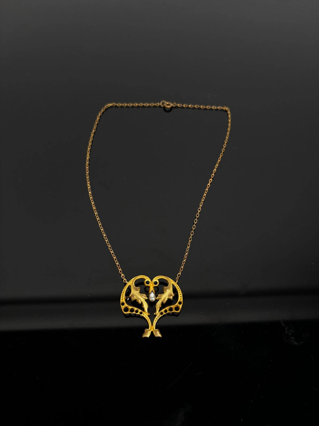 Art Nouveau-style gold-plated metal pendant with a leaf moti - Lot 166