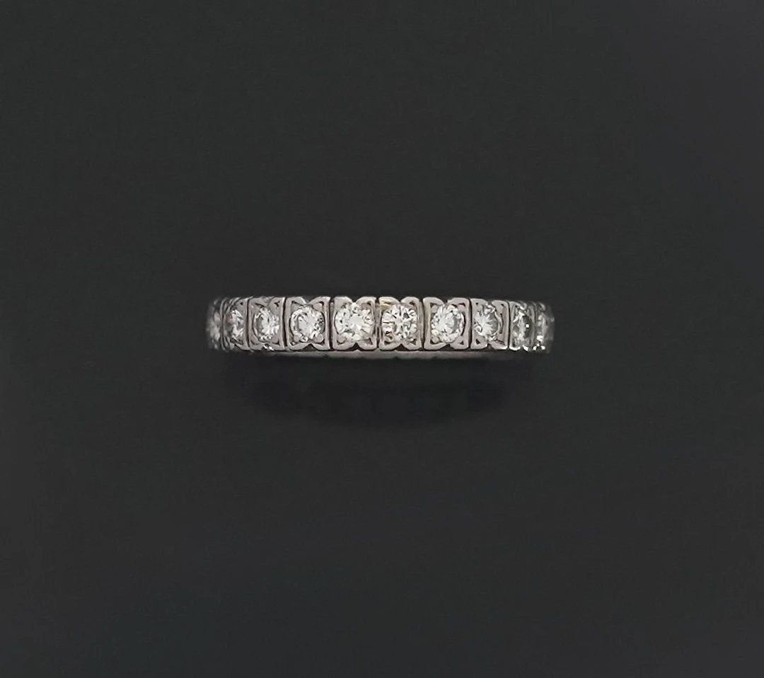 18K white gold (750) wedding band set with 22 modern-cut dia - Lot 289