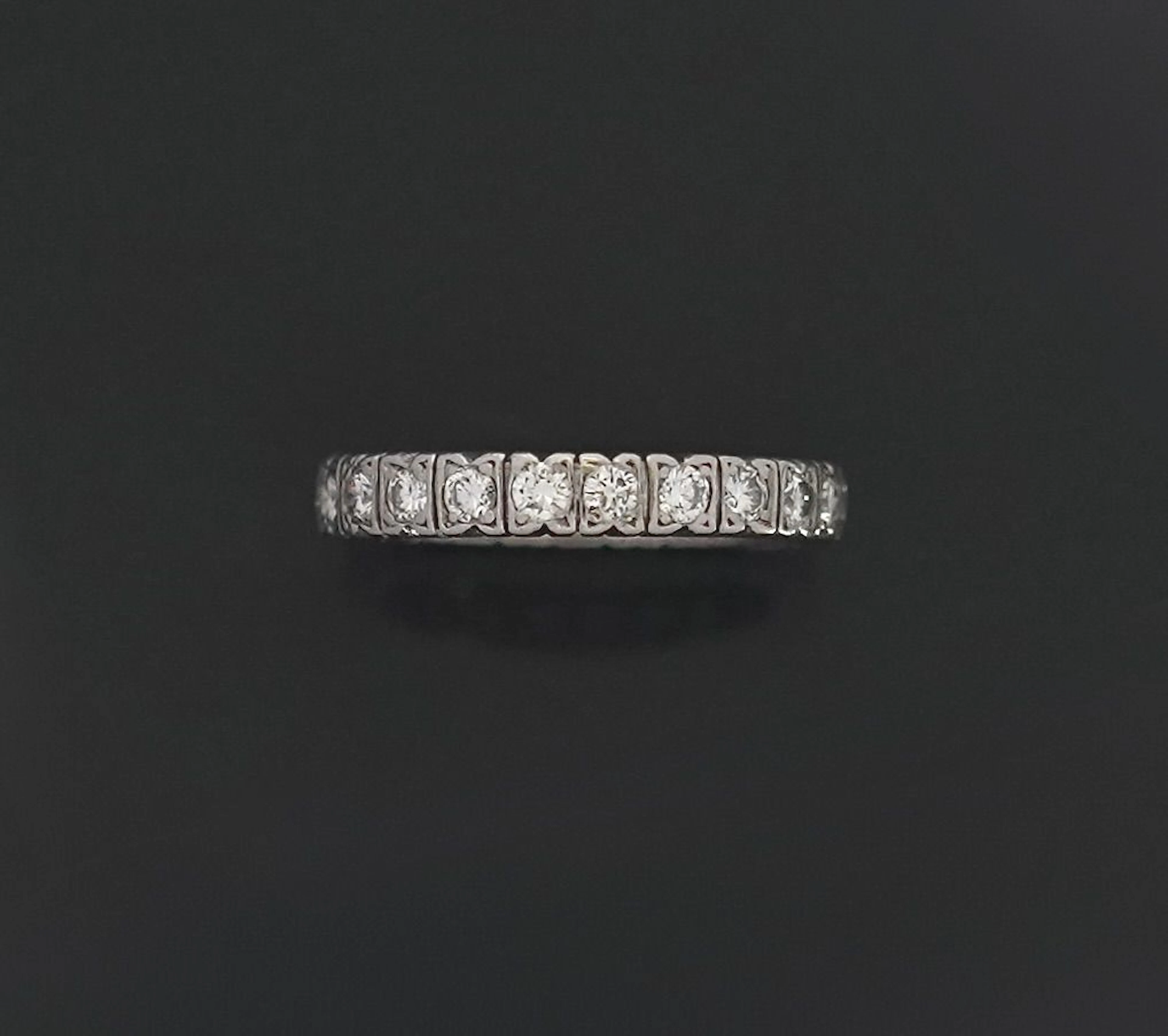 18K white gold (750) wedding band set with 22 modern-cut dia - Lot 289