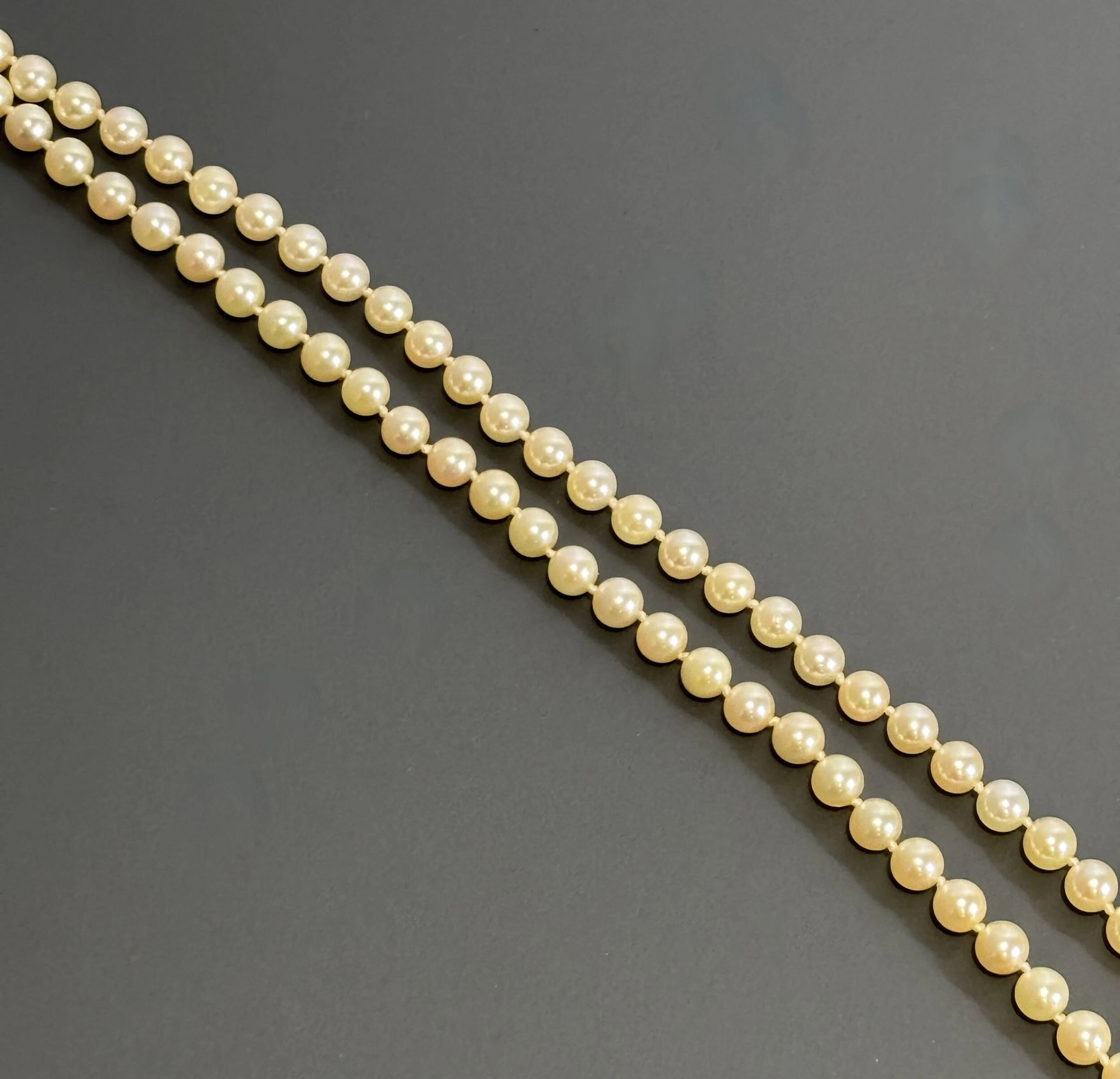 Necklace of cream-colored cultured pearls with a very slight - Lot 259