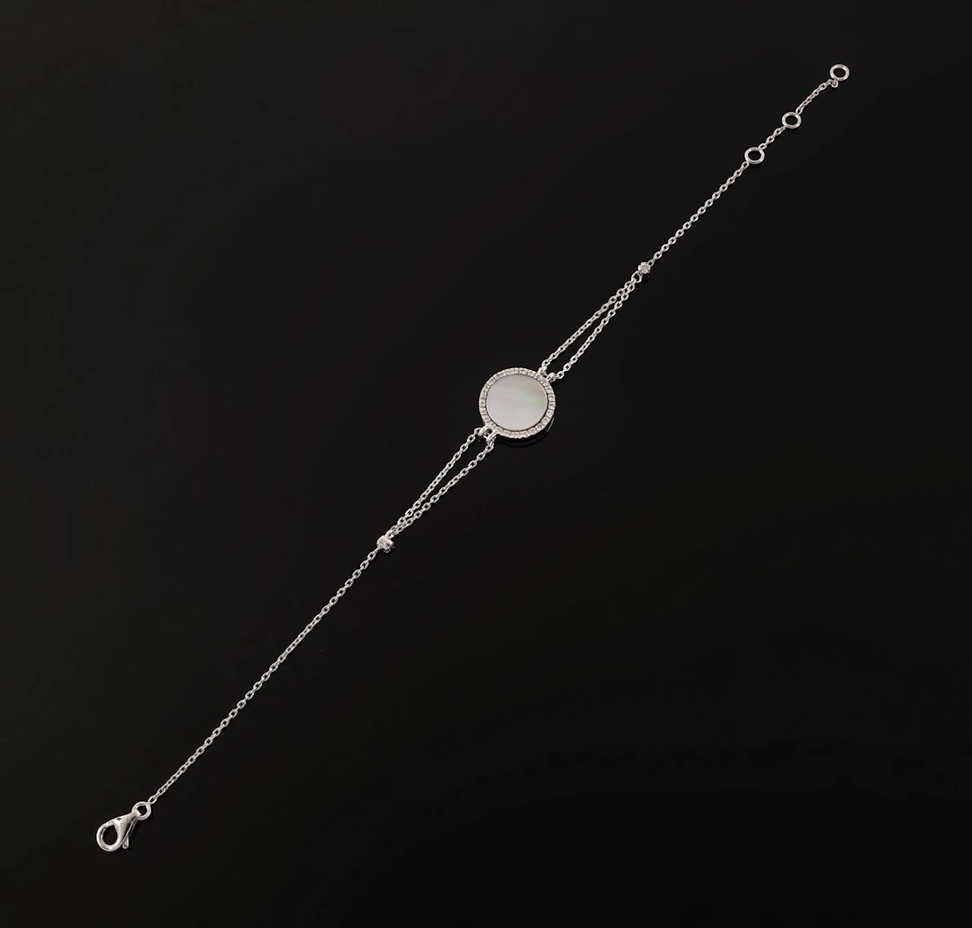 An 18k white gold bracelet (750 parts per thousand), featuri - Lot 199