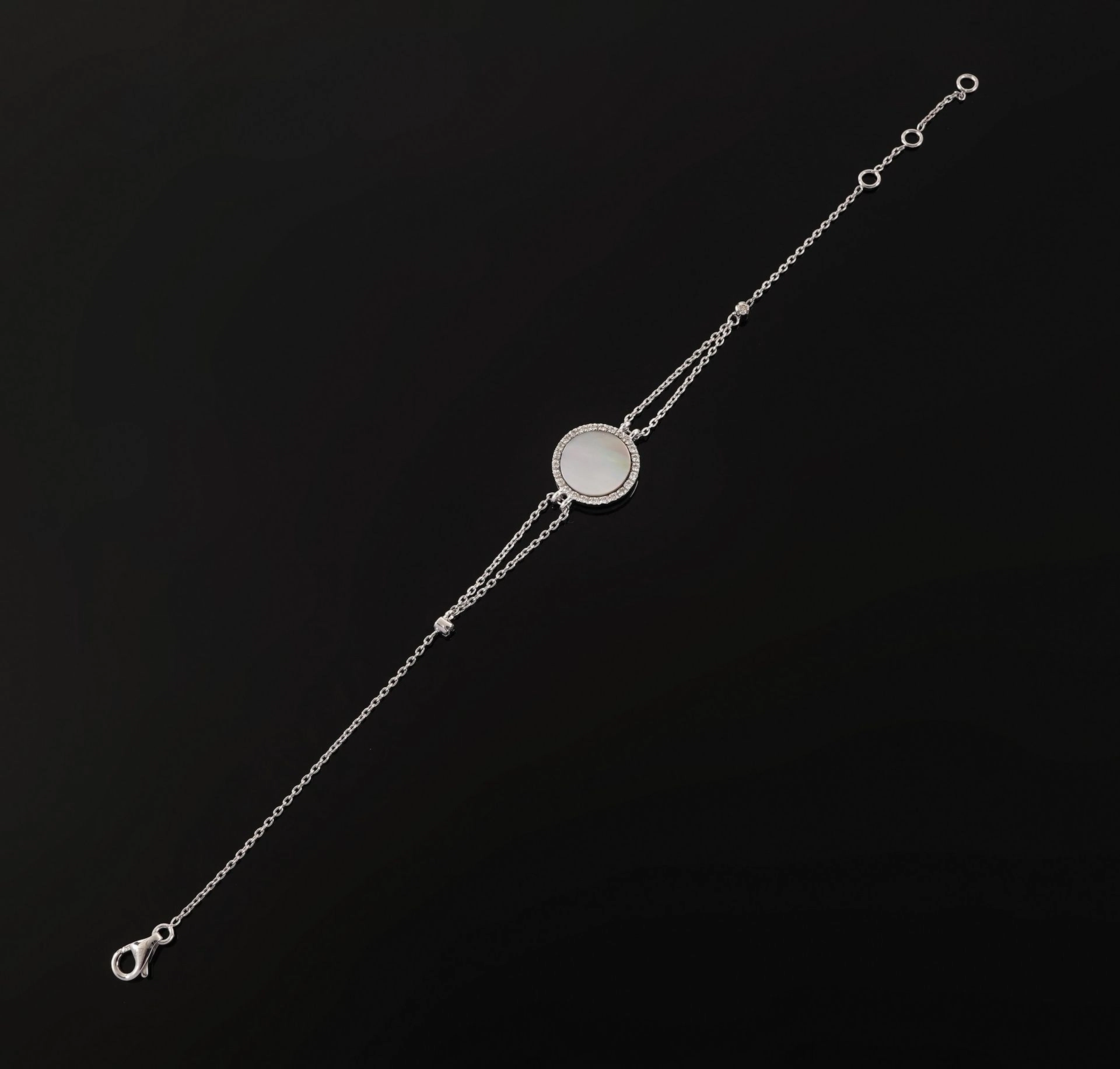 An 18k white gold bracelet (750 parts per thousand), featuri - Lot 199