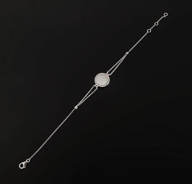 An 18k white gold bracelet (750 parts per thousand), featuri - Lot 199