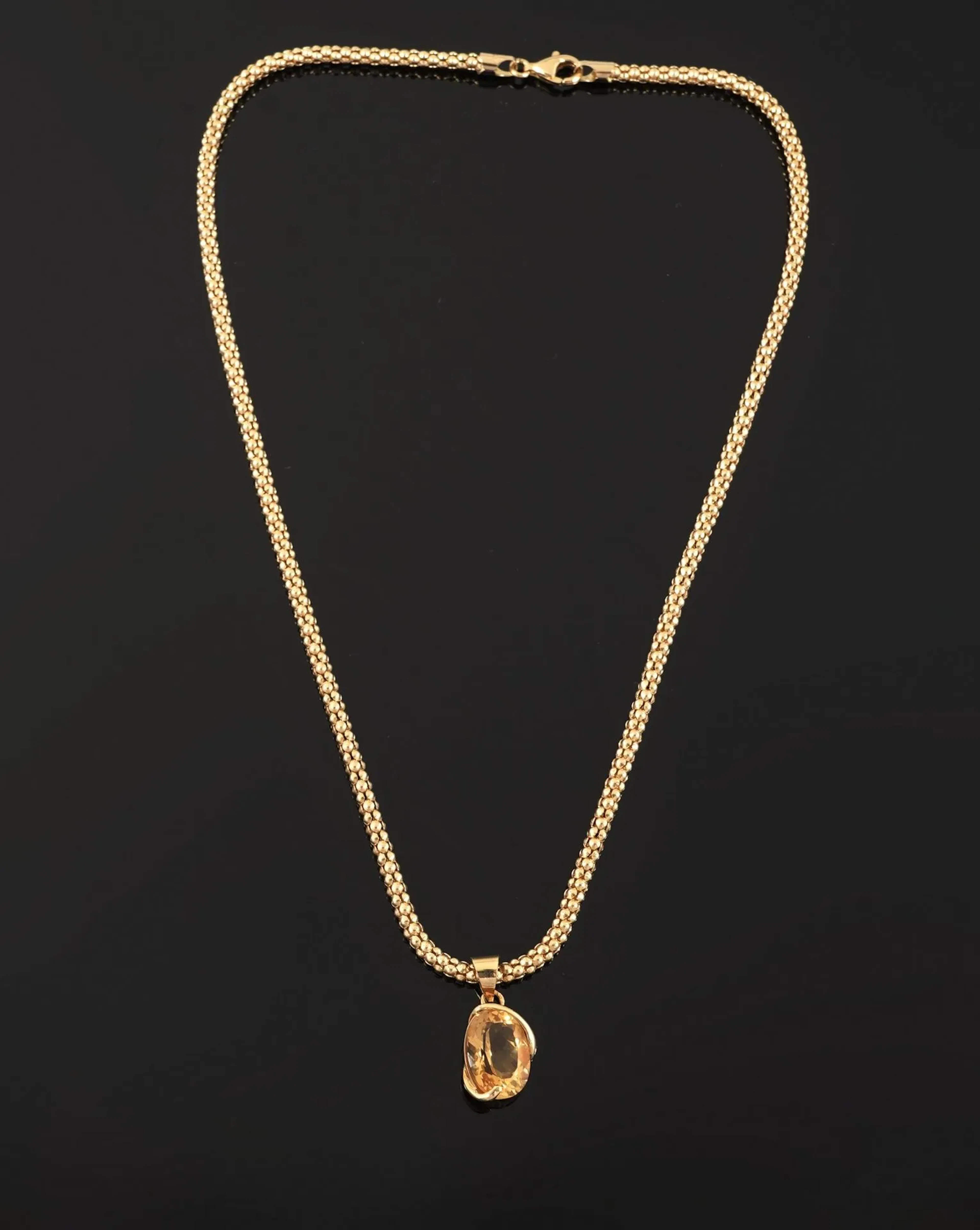 An 18k yellow gold necklace (750) with a popcorn-link chain, - Lot 178