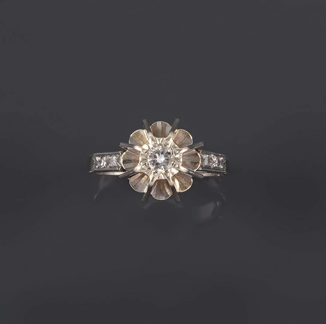 White gold ring featuring a diamond in a closed-set illusion - Lot 262