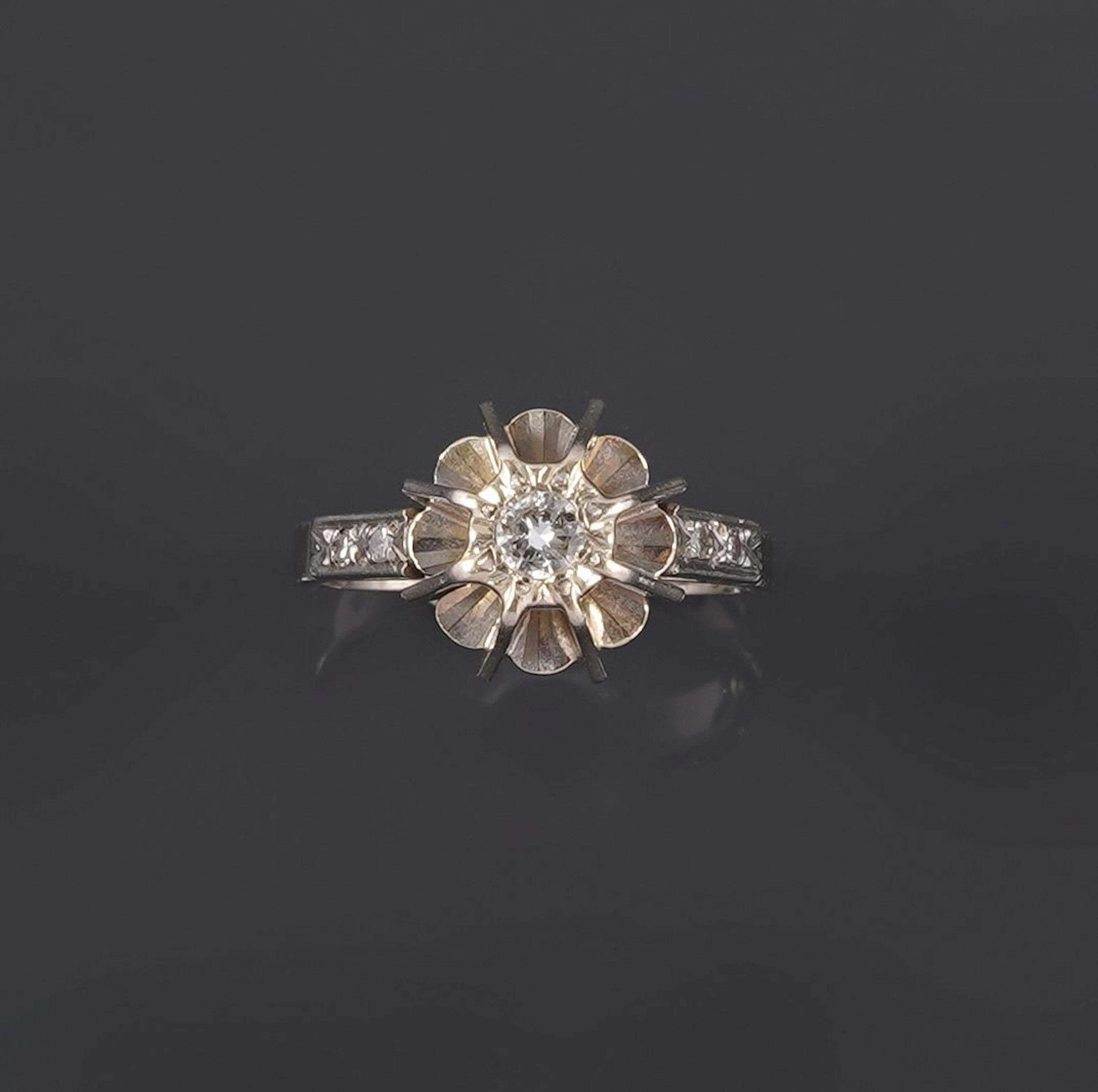 White gold ring featuring a diamond in a closed-set illusion - Lot 262