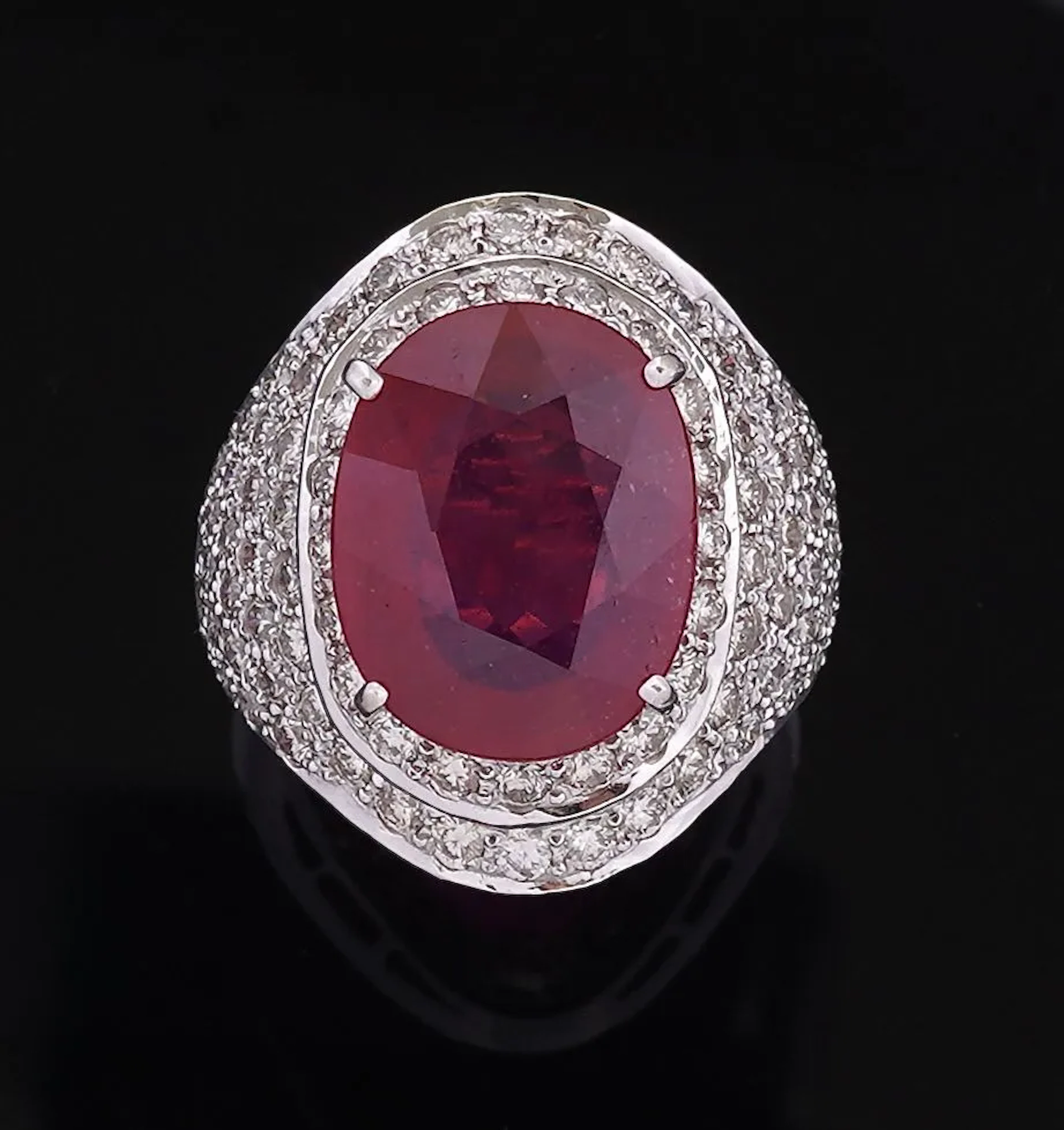 An 18k white gold ring (750 parts per thousand) featuring an - Lot 190