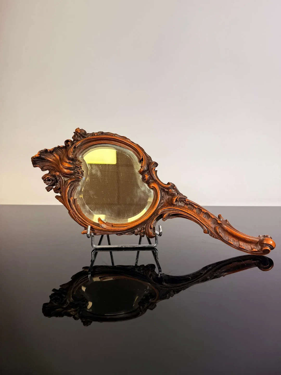 Face-to-hand mirror in high-relief carved wood, with asymmet - Lot 313
