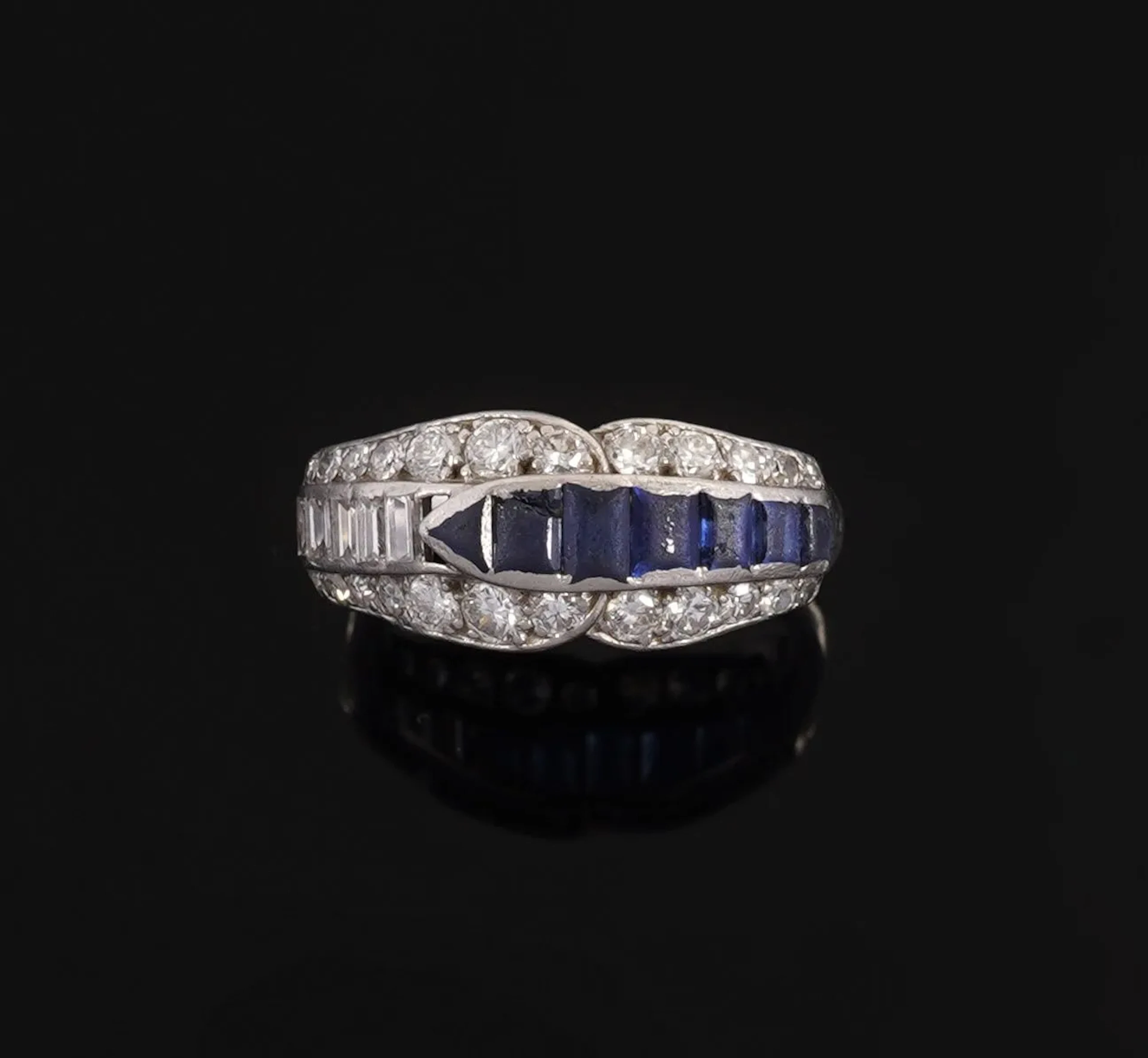 850-thousandths platinum band ring featuring an interlaced r - Lot 140
