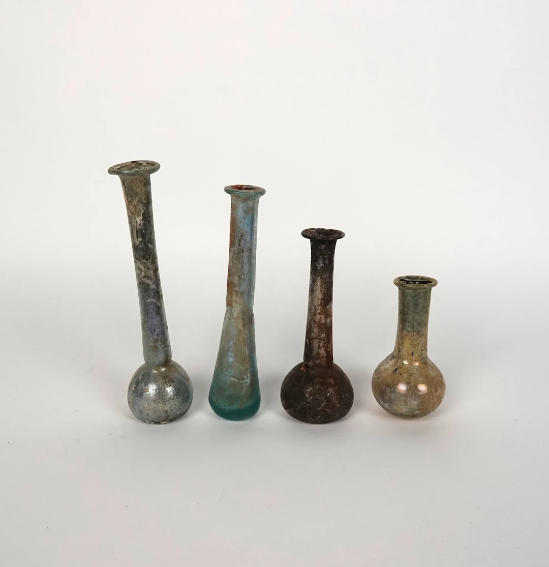 Set of 4 long-necked vials with varying body shapes - Lot 226