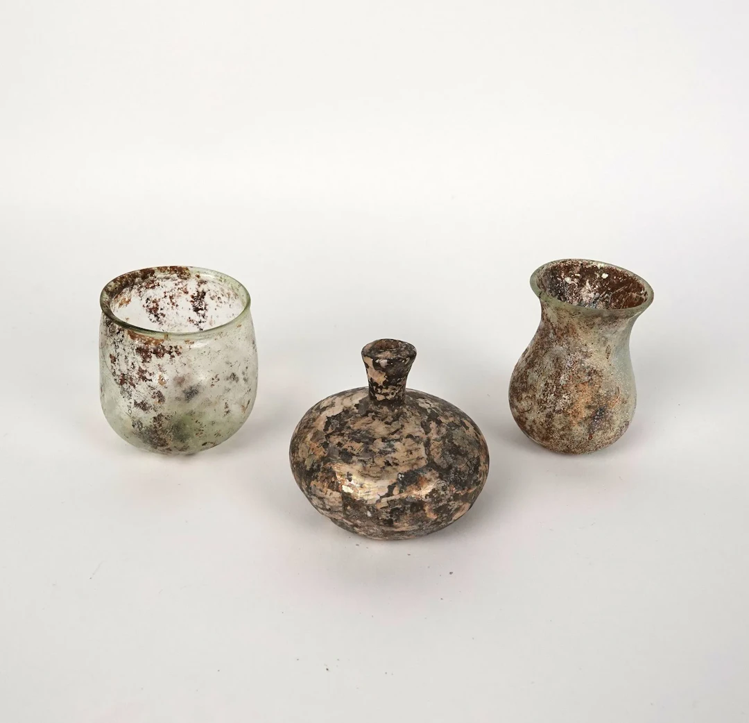 Set consisting of a cup with a marked rim, a vase with a fla - Lot 232