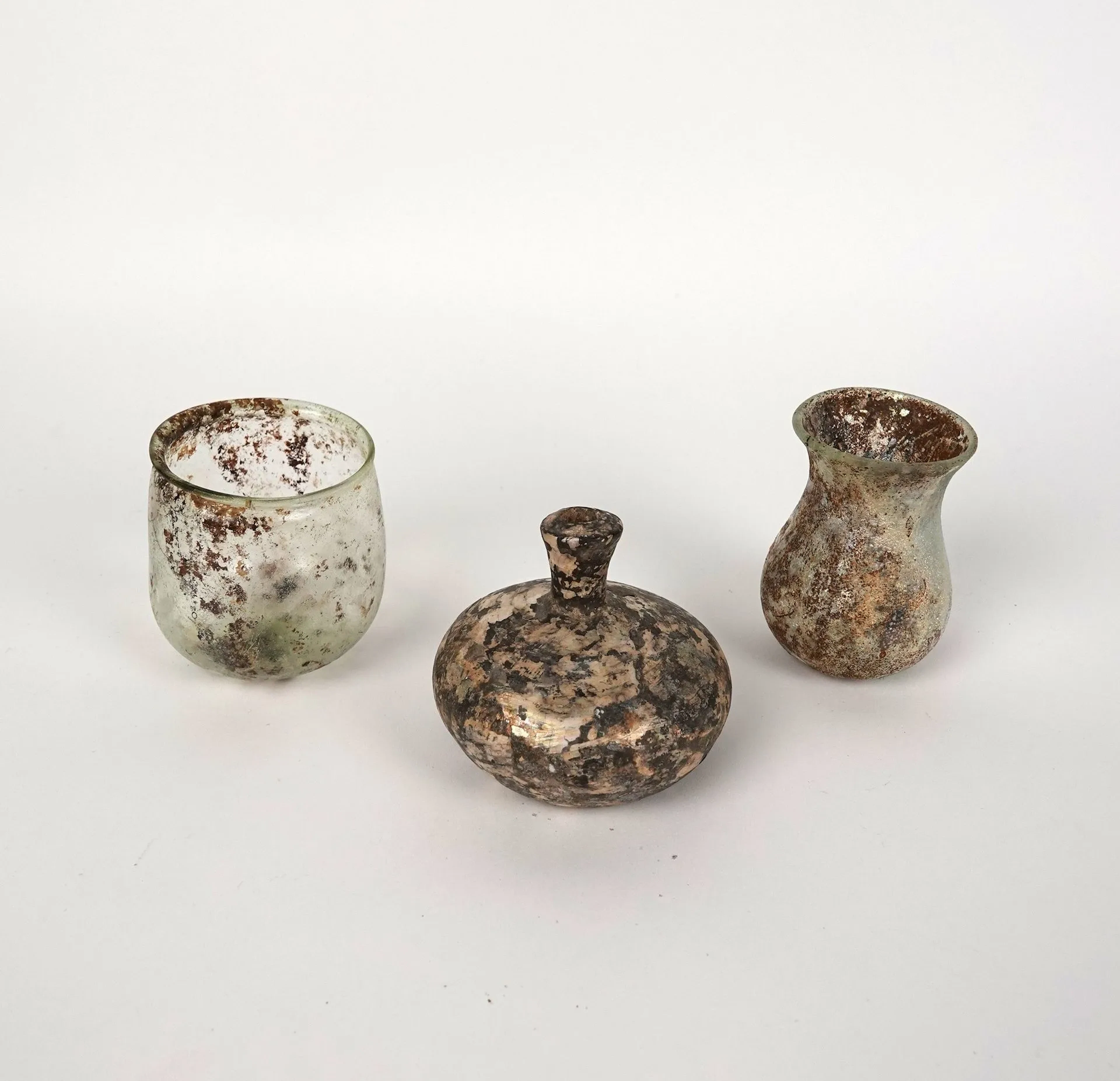 Set consisting of a cup with a marked rim, a vase with a fla - Lot 232