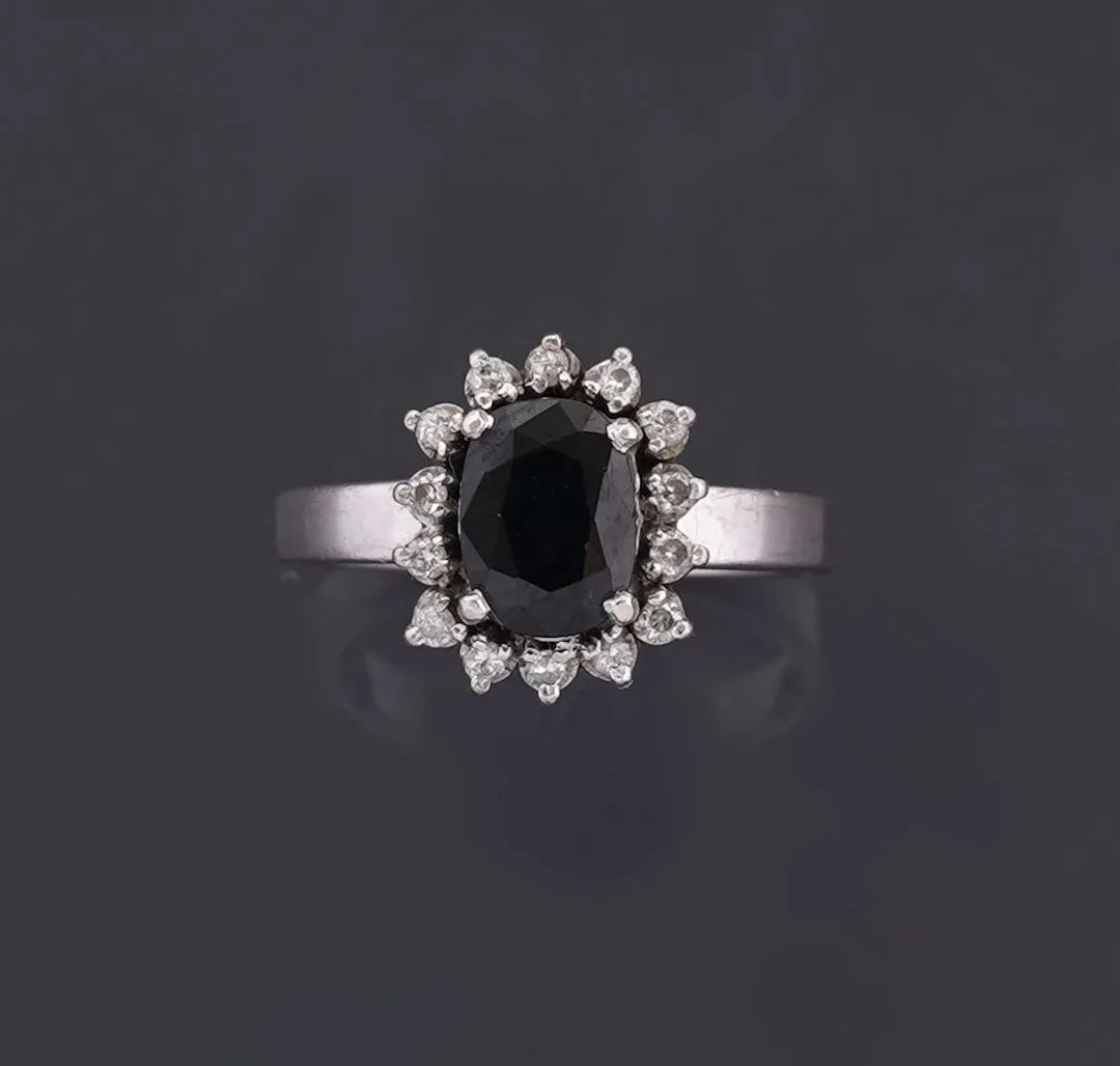 18k white gold daisy ring (750 parts per thousand), set with - Lot 327