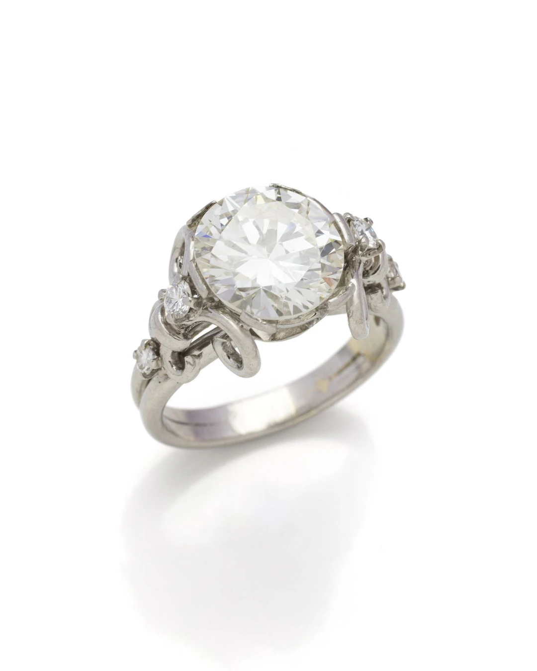 An 850-th platinum ring set with a modern-cut diamond weighi - Lot 267