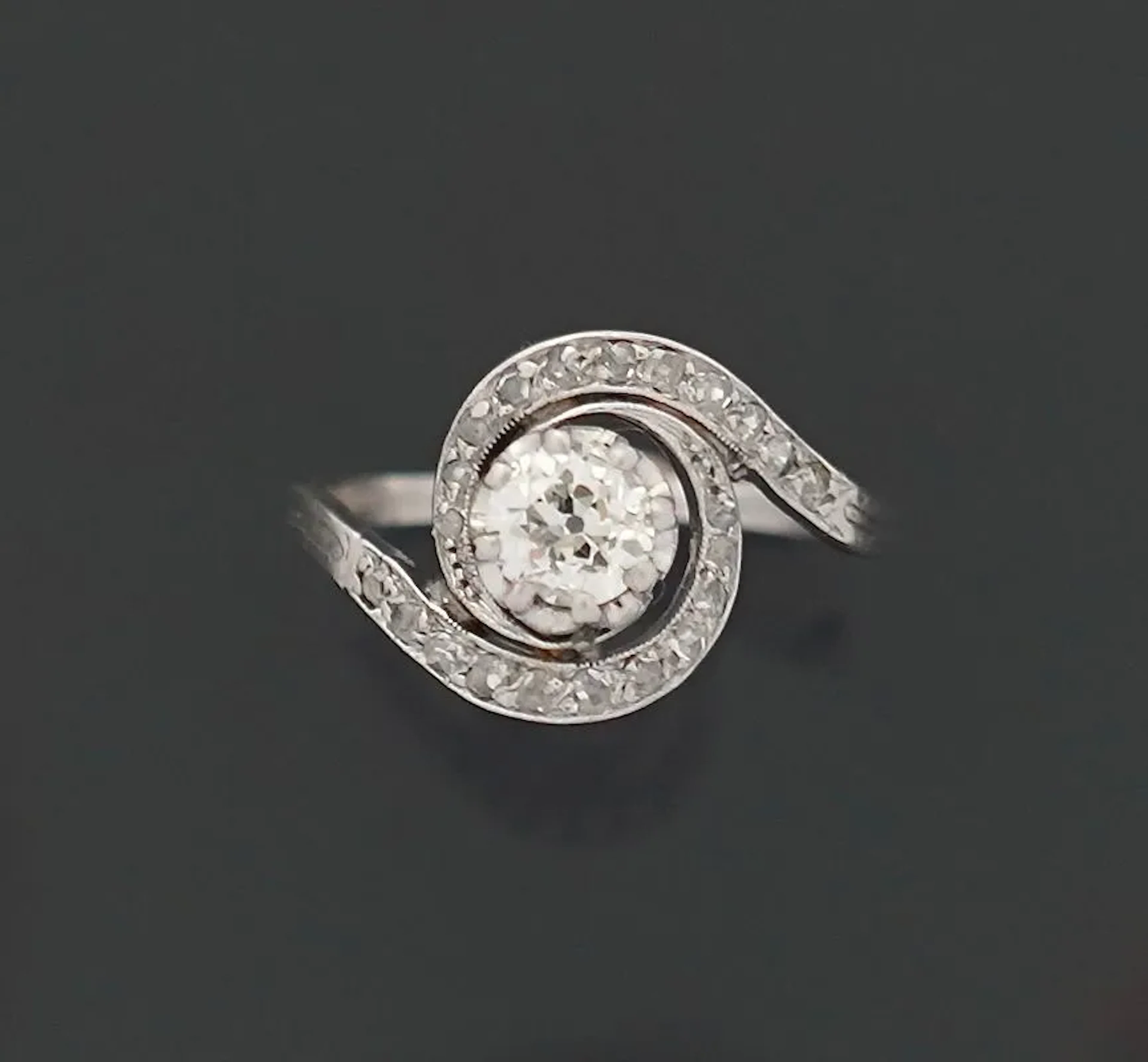 An 18k white gold (750) tourbillon ring set with an antique- - Lot 164