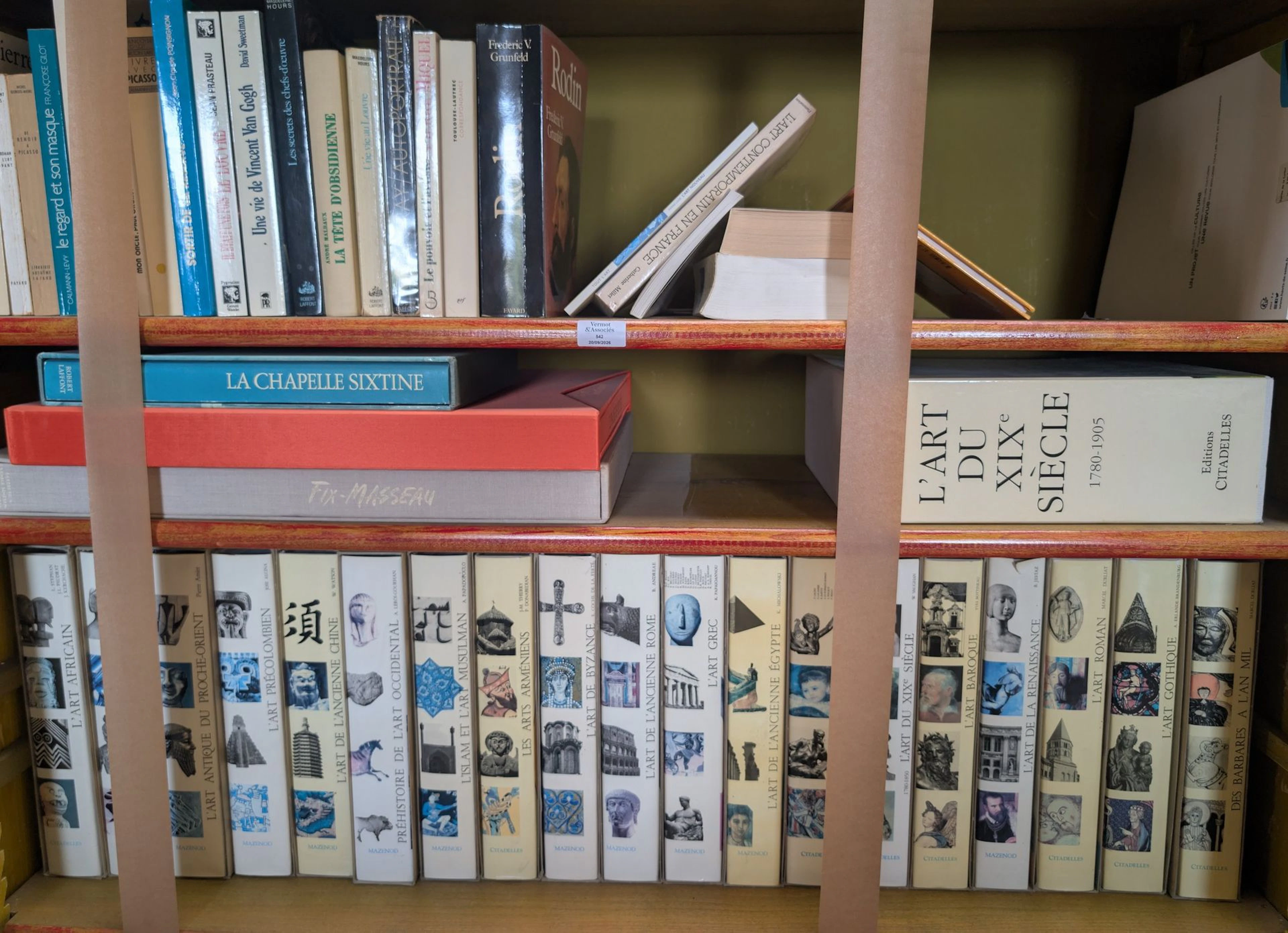 A collection of books on the fine arts that needs no further - Lot 542