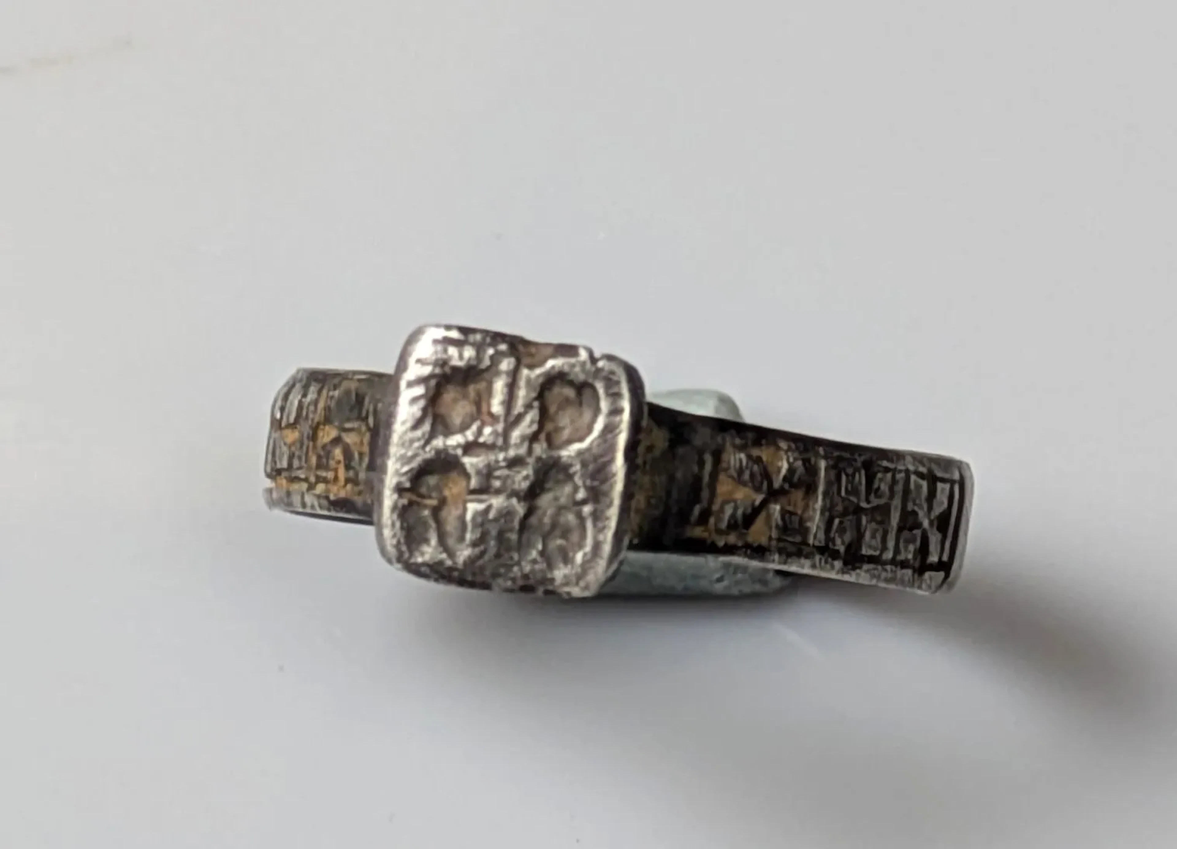 Superb wedding ring depicting a couple, surrounded by crosse - Lot 200